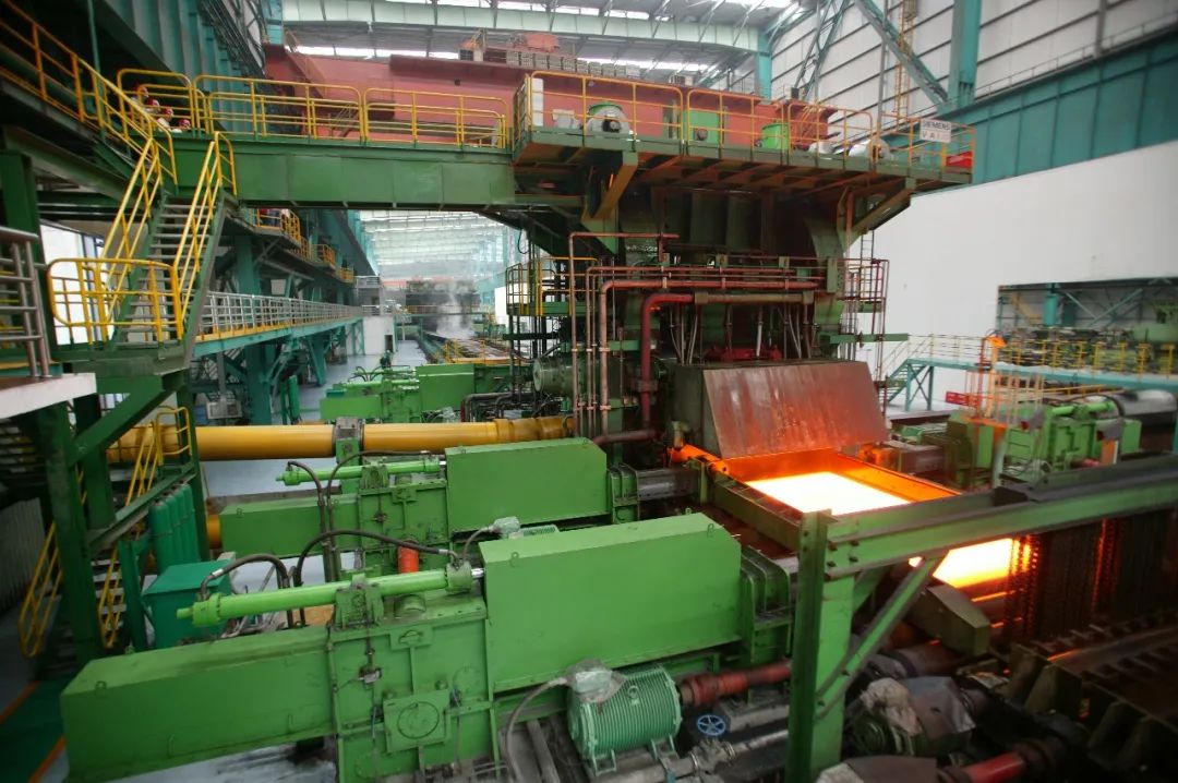 近日，河鋼舞鋼公司研發(fā)的新產(chǎn)品抗HIC腐蝕、大厚度超低溫用鋼09MnNiDR（HIC）鋼板全部交付客戶，回廠復(fù)檢性能100%合格，獲得用戶高度評(píng)價(jià)。該鋼種為開(kāi)發(fā)的新鋼種，可以平替進(jìn)口，將獨(dú)家用于國(guó)內(nèi)某大型石化項(xiàng)目關(guān)鍵設(shè)備制造。