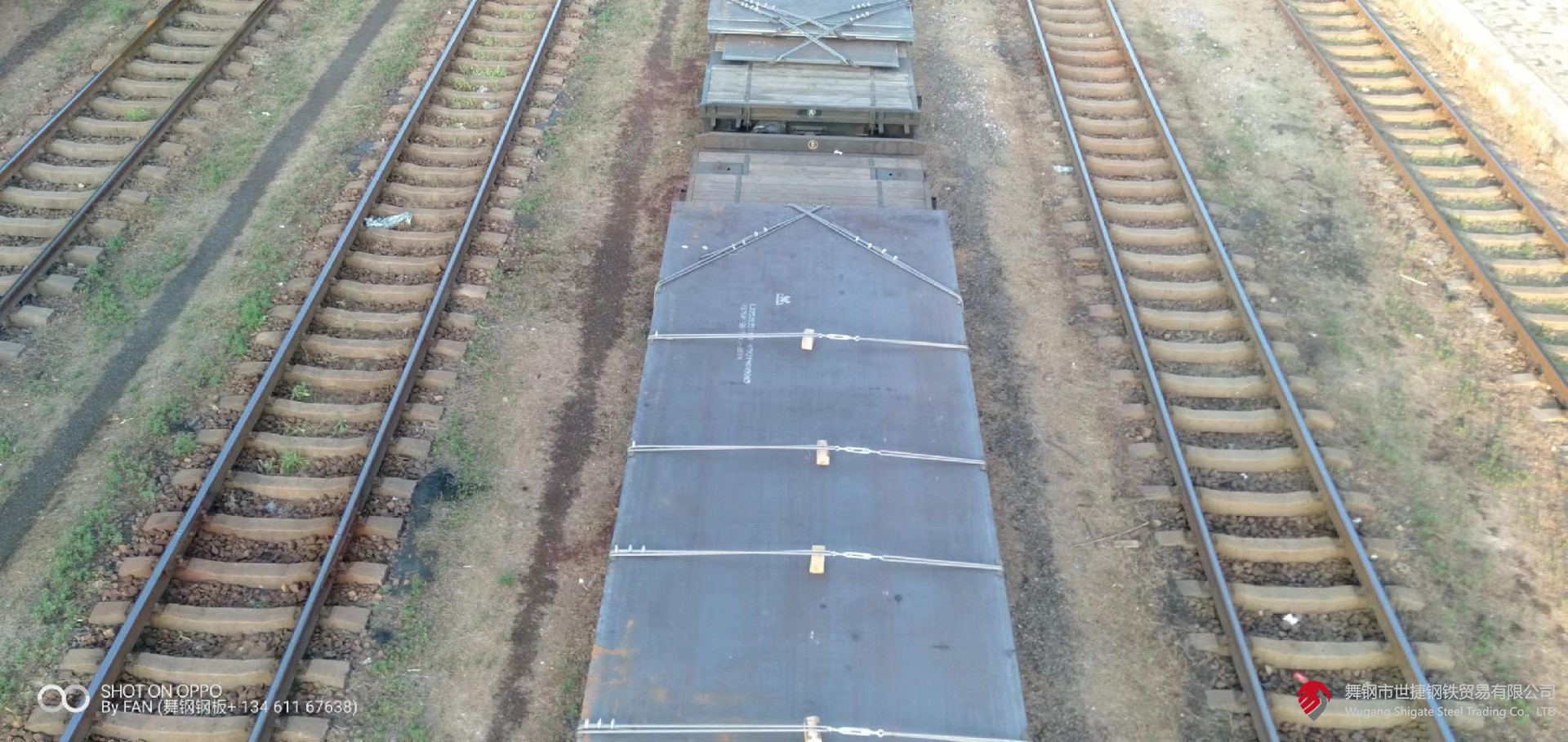 鋼是鐵、碳和少量其它元素的合金。 鋼材是鋼錠、鋼坯或鋼材通過(guò)壓力加工制成我們所需要的各種形狀、尺寸和性能的材料。 鋼材是國(guó)家建設(shè)和實(shí)現(xiàn)四化必不可少的重要物資，應(yīng)用廣泛、品種繁多，根據(jù)斷面形狀的不同、一般分為型材、板材、管材和金屬制品四大類(lèi)、為了便于組織鋼材的生產(chǎn)、訂貨供應(yīng)和搞好經(jīng)營(yíng)管理工作，又分為重軌、輕軌、大型型鋼、中型型鋼、小型型鋼、冷彎型鋼，優(yōu)質(zhì)型鋼、線材、中厚鋼板、薄鋼板、電工用硅鋼片、帶鋼、無(wú)縫鋼管、焊接鋼管、金屬制品等品種。