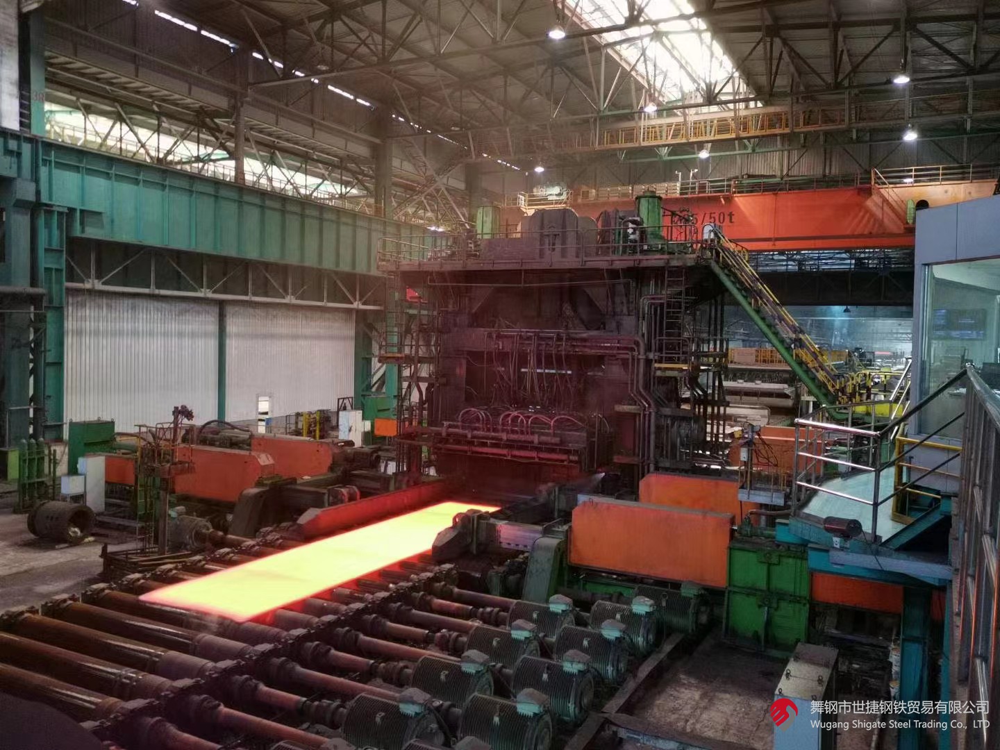 10月17日，河鋼集團(tuán)舞鋼公司實(shí)施工藝創(chuàng)新研發(fā)的鍋爐及壓力容器板鋼板Q370R發(fā)往客戶，將用于浙江某重點(diǎn)新能源項(xiàng)目的關(guān)鍵部位。此單合同的順利完成，標(biāo)志著舞鋼在該類鋼板研發(fā)領(lǐng)域取得新突破：產(chǎn)品交貨期明顯縮短，產(chǎn)品各項(xiàng)性能指標(biāo)躍上一個新高度。