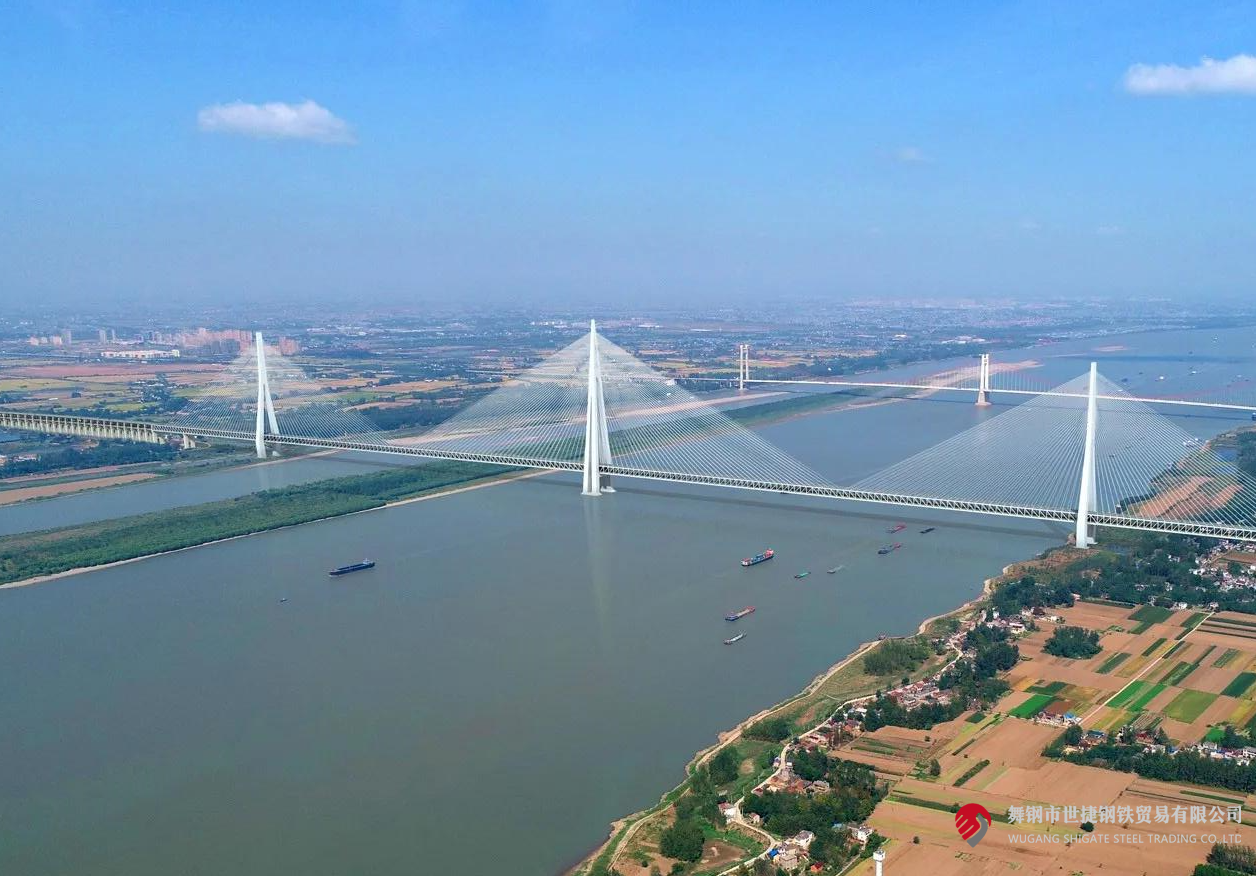 4月10日，中央電視臺(tái)《新聞聯(lián)播》和《東方時(shí)空》節(jié)目同時(shí)播報(bào)了更大跨度三塔斜拉橋——馬鞍山長(zhǎng)江公鐵大橋主塔開始吊裝的消息。該項(xiàng)目建設(shè)過程中，河鋼集團(tuán)舞鋼公司累計(jì)為其供應(yīng)高級(jí)別橋梁鋼板Q370qE、Q420qE、Q500qE近6萬噸，用于該橋關(guān)鍵部位建設(shè)。其中，批量供貨的高級(jí)別橋梁鋼Q500qE各項(xiàng)技術(shù)指標(biāo)世界領(lǐng)先。目前，舞鋼橋梁鋼實(shí)現(xiàn)了從Q345到Q690級(jí)別的全覆蓋。  