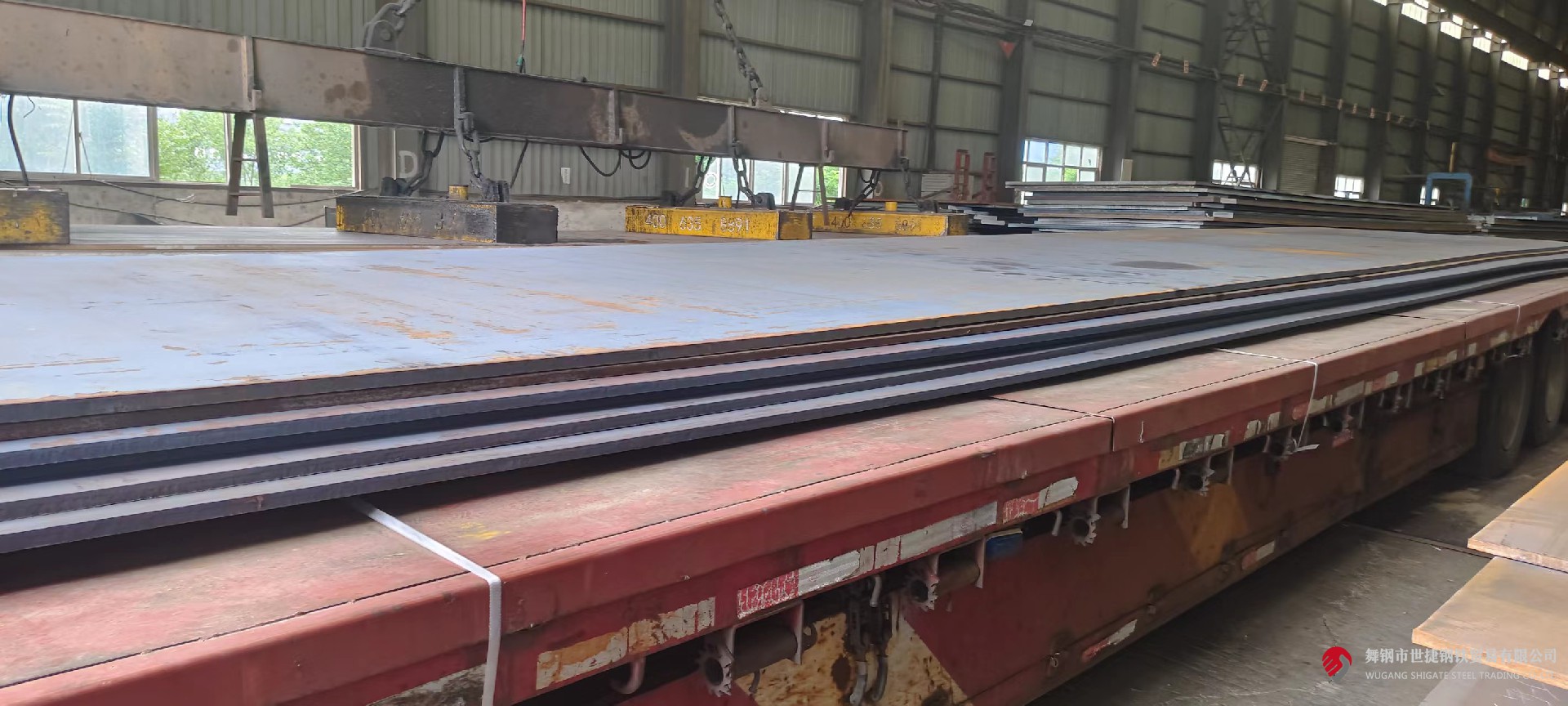 近日，河鋼集團舞鋼公司生產(chǎn)的低合金容器鋼板本體性能檢驗順利通過ABS（美國船級社）的認證，認證等級達到Q345R-Z35及SA516Gr70-Z35級別，認證厚度為50mm和100mm。這標志著舞鋼的低合金容器鋼板生產(chǎn)能力跨上新臺階，實現(xiàn)了船用鋼板的新突破，對于開辟新的利潤增長點具有重要意義。