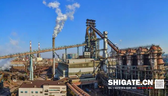 煉鐵過程實質(zhì)上是將鐵從其自然形態(tài)——礦石等含鐵化合物中還原出來的過程。煉鐵方法主要有高爐法、直接還原法、熔融還原法等，其原理是礦石在特定的氣氛中（還原物質(zhì)CO、H2、C；適宜溫度等）通過物化反應(yīng)獲取還原后的生鐵。生鐵除了少部分用于鑄造外，絕大部分是作為煉鋼原料。  高爐煉鐵是現(xiàn)代煉鐵的主要方法，鋼鐵生產(chǎn)中的重要環(huán)節(jié)。這種方法是由古代豎爐煉鐵發(fā)展、改進(jìn)而成的。盡管世界各國研究發(fā)展了很多新的煉鐵法，但由于高爐煉鐵技術(shù)經(jīng)濟指標(biāo)良好，工藝簡單，生產(chǎn)量大,勞動生產(chǎn)率高,能耗低，這種方法生產(chǎn)的鐵仍占世界鐵總產(chǎn)量的95％以上。  煉鐵工藝是是將含鐵原料（燒結(jié)礦、球團(tuán)礦或鐵礦）、燃料（焦炭、煤粉等）及其它輔助原料（石灰石、白云石、錳礦等）按一定比例自高爐爐頂裝入高爐，并由熱風(fēng)爐在高爐下部沿爐周的風(fēng)口向高爐內(nèi)鼓入熱風(fēng)助焦炭燃燒（有的高爐也噴吹煤粉、重油、天然氣等輔助燃料），在高溫下焦炭中的碳同鼓入空氣中的氧燃燒生成的一氧化碳和氫氣。  原料、燃料隨著爐內(nèi)熔煉等過程的進(jìn)行而下降，在爐料下降和上升的煤氣相遇，先后發(fā)生傳熱、還原、熔化、脫炭作用而生成生鐵，鐵礦石原料中的雜質(zhì)與加入爐內(nèi)的熔劑相結(jié)合而成渣，爐底鐵水間斷地放出裝入鐵水罐，送往煉鋼廠。同時產(chǎn)生高爐煤氣，爐渣兩種副產(chǎn)品，高爐渣鐵主要礦石中不還原的雜質(zhì)和石灰石等熔劑結(jié)合生成，自渣口排出后，經(jīng)水淬處理后全部作為水泥生產(chǎn)原料；產(chǎn)生的煤氣從爐頂導(dǎo)出，經(jīng)除塵后，作為熱風(fēng)爐、加熱爐、焦?fàn)t、鍋爐等的燃料。