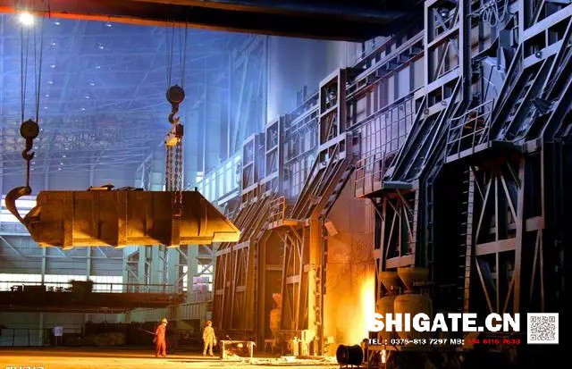 煉鐵過程實質(zhì)上是將鐵從其自然形態(tài)——礦石等含鐵化合物中還原出來的過程。煉鐵方法主要有高爐法、直接還原法、熔融還原法等，其原理是礦石在特定的氣氛中（還原物質(zhì)CO、H2、C；適宜溫度等）通過物化反應(yīng)獲取還原后的生鐵。生鐵除了少部分用于鑄造外，絕大部分是作為煉鋼原料。  高爐煉鐵是現(xiàn)代煉鐵的主要方法，鋼鐵生產(chǎn)中的重要環(huán)節(jié)。這種方法是由古代豎爐煉鐵發(fā)展、改進(jìn)而成的。盡管世界各國研究發(fā)展了很多新的煉鐵法，但由于高爐煉鐵技術(shù)經(jīng)濟指標(biāo)良好，工藝簡單，生產(chǎn)量大,勞動生產(chǎn)率高,能耗低，這種方法生產(chǎn)的鐵仍占世界鐵總產(chǎn)量的95％以上。  煉鐵工藝是是將含鐵原料（燒結(jié)礦、球團(tuán)礦或鐵礦）、燃料（焦炭、煤粉等）及其它輔助原料（石灰石、白云石、錳礦等）按一定比例自高爐爐頂裝入高爐，并由熱風(fēng)爐在高爐下部沿爐周的風(fēng)口向高爐內(nèi)鼓入熱風(fēng)助焦炭燃燒（有的高爐也噴吹煤粉、重油、天然氣等輔助燃料），在高溫下焦炭中的碳同鼓入空氣中的氧燃燒生成的一氧化碳和氫氣。  原料、燃料隨著爐內(nèi)熔煉等過程的進(jìn)行而下降，在爐料下降和上升的煤氣相遇，先后發(fā)生傳熱、還原、熔化、脫炭作用而生成生鐵，鐵礦石原料中的雜質(zhì)與加入爐內(nèi)的熔劑相結(jié)合而成渣，爐底鐵水間斷地放出裝入鐵水罐，送往煉鋼廠。同時產(chǎn)生高爐煤氣，爐渣兩種副產(chǎn)品，高爐渣鐵主要礦石中不還原的雜質(zhì)和石灰石等熔劑結(jié)合生成，自渣口排出后，經(jīng)水淬處理后全部作為水泥生產(chǎn)原料；產(chǎn)生的煤氣從爐頂導(dǎo)出，經(jīng)除塵后，作為熱風(fēng)爐、加熱爐、焦?fàn)t、鍋爐等的燃料。