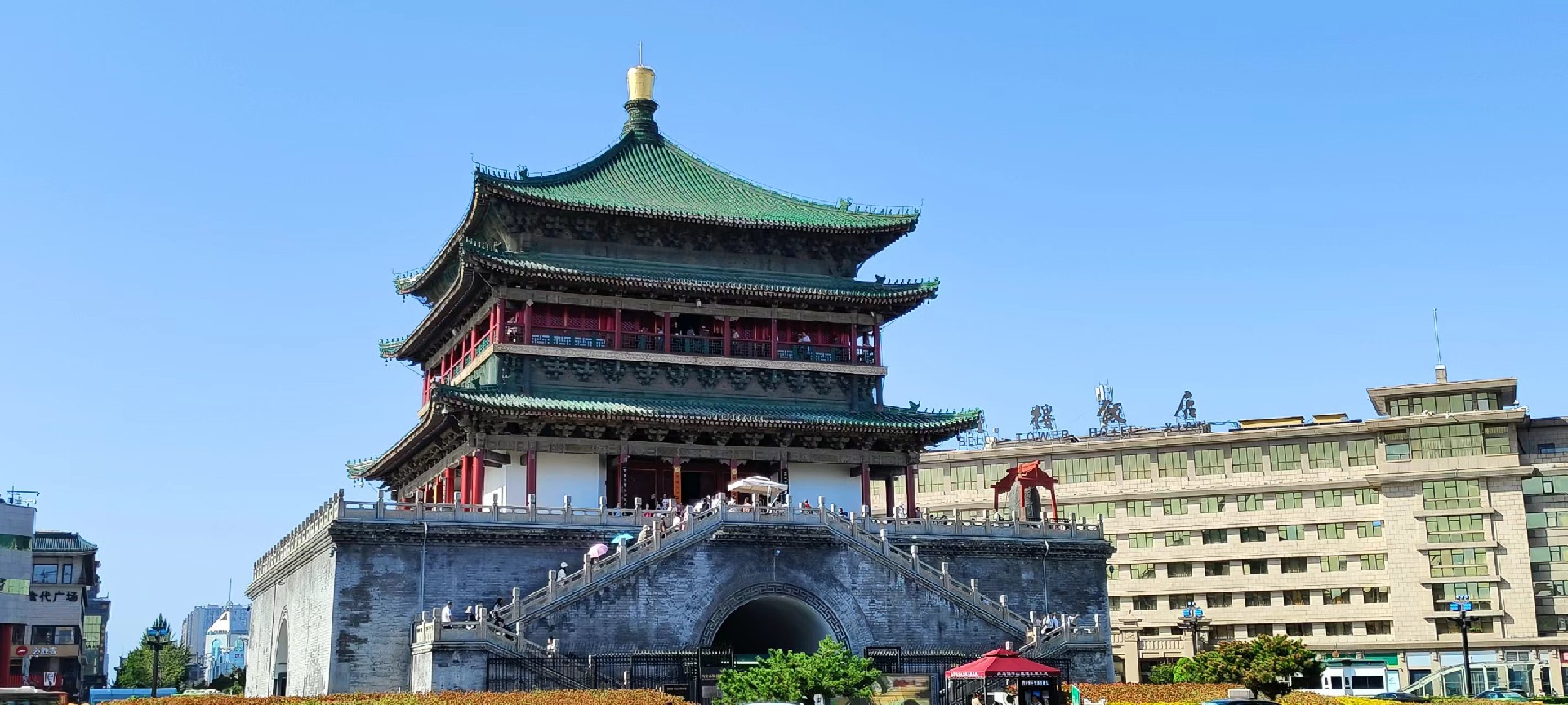 西安是國務(wù)院公布的首批國家歷史文化名城，有西周、秦、西漢、唐等在內(nèi)的13個朝代在此建都，是世界四大古都之一，中國古都學(xué)會認定的中國建都朝代最多、帝都歷史最長的古都。曾經(jīng)作為中國首都和政治、經(jīng)濟、文化中心長達1100多年。旅游景點有秦始皇兵馬俑博物館、大雁塔、陜西歷史博物館、華清池景區(qū)、碑林博物館等