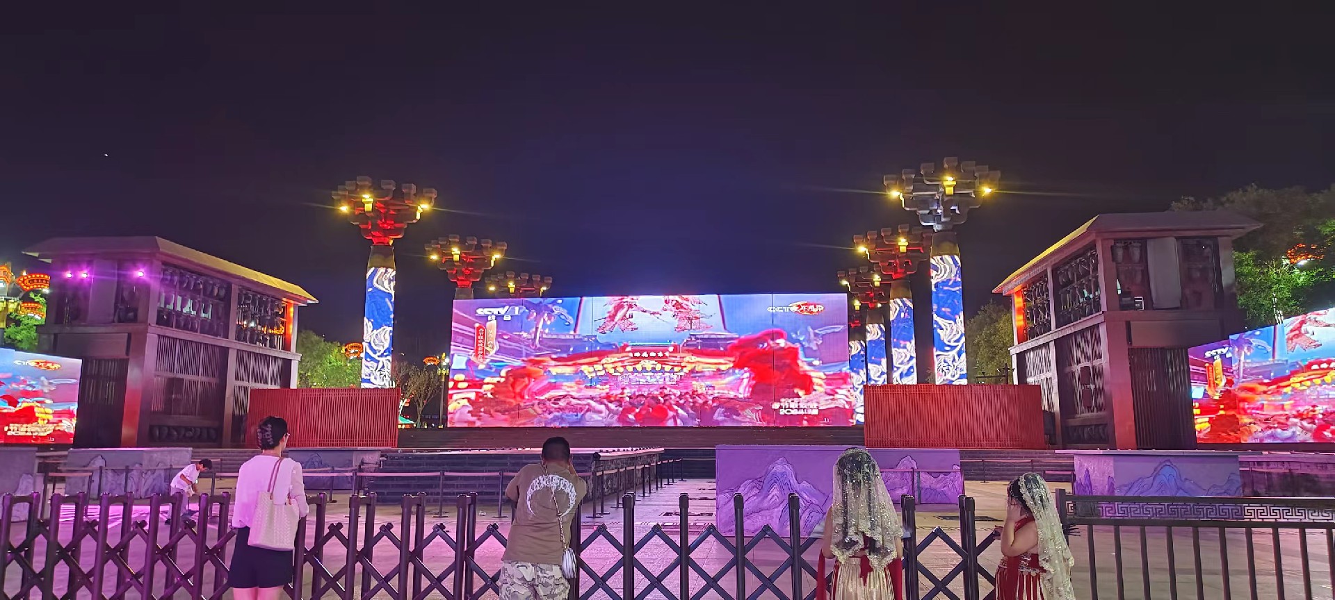 西安是國務(wù)院公布的首批國家歷史文化名城，有西周、秦、西漢、唐等在內(nèi)的13個朝代在此建都，是世界四大古都之一，中國古都學(xué)會認定的中國建都朝代最多、帝都歷史最長的古都。曾經(jīng)作為中國首都和政治、經(jīng)濟、文化中心長達1100多年。旅游景點有秦始皇兵馬俑博物館、大雁塔、陜西歷史博物館、華清池景區(qū)、碑林博物館等