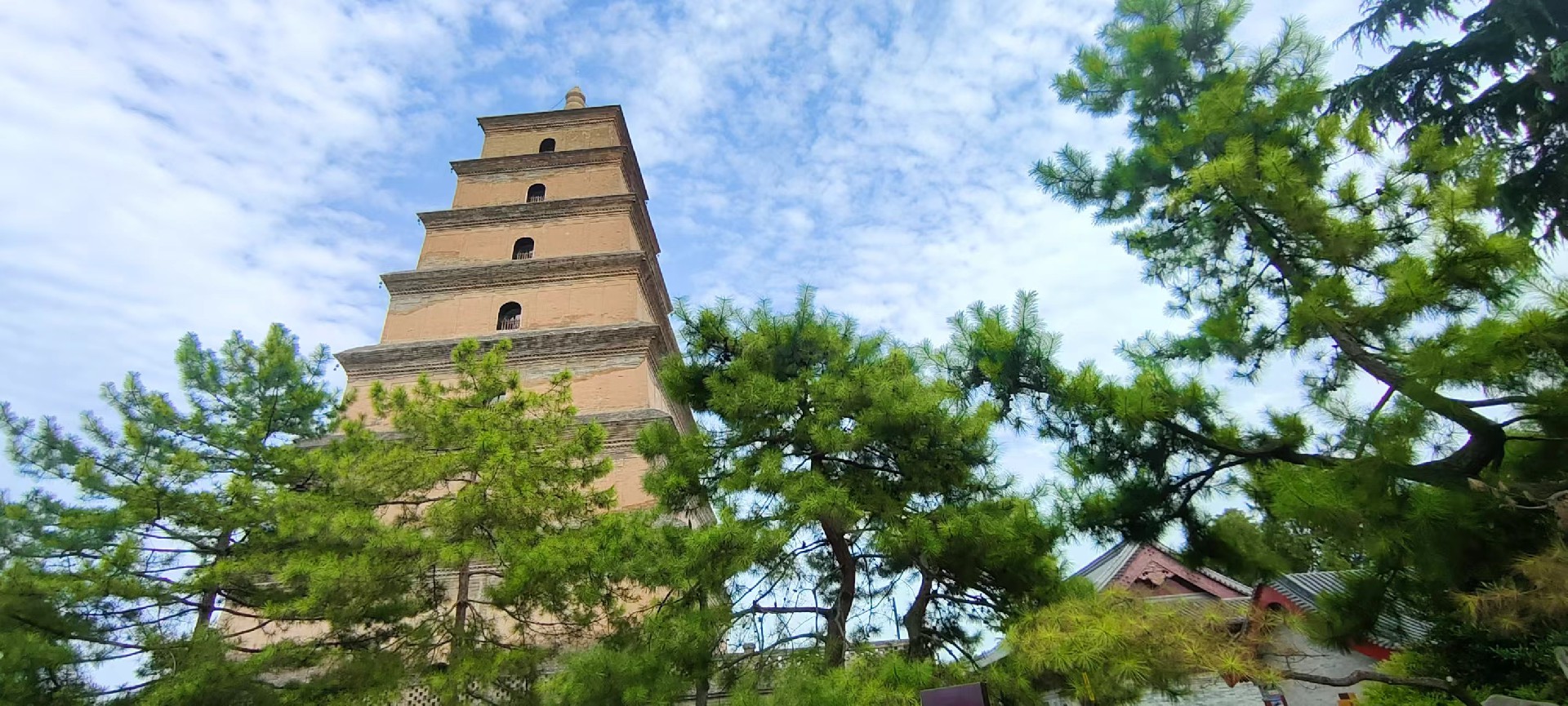 西安是國務(wù)院公布的首批國家歷史文化名城，有西周、秦、西漢、唐等在內(nèi)的13個朝代在此建都，是世界四大古都之一，中國古都學(xué)會認定的中國建都朝代最多、帝都歷史最長的古都。曾經(jīng)作為中國首都和政治、經(jīng)濟、文化中心長達1100多年。旅游景點有秦始皇兵馬俑博物館、大雁塔、陜西歷史博物館、華清池景區(qū)、碑林博物館等