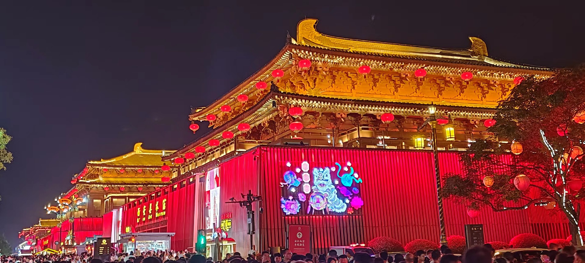 西安是國務(wù)院公布的首批國家歷史文化名城，有西周、秦、西漢、唐等在內(nèi)的13個朝代在此建都，是世界四大古都之一，中國古都學(xué)會認定的中國建都朝代最多、帝都歷史最長的古都。曾經(jīng)作為中國首都和政治、經(jīng)濟、文化中心長達1100多年。旅游景點有秦始皇兵馬俑博物館、大雁塔、陜西歷史博物館、華清池景區(qū)、碑林博物館等