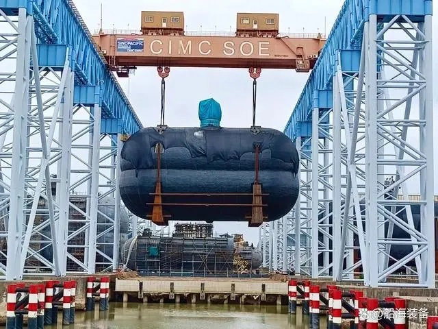 近日，南通中集太平洋海洋工程有限公司（以下簡稱“CIMC SOE”）為舟山長宏國際船舶修造有限公司(以下簡稱“長宏國際”)建造的7500立方堆疊式LNG雙耳船用燃料罐一、二船套（T154/155）順利裝船發(fā)運(yùn)。該燃料罐后續(xù)將安裝在11500TEU集裝箱船上。在該燃料罐制造過程中，河鋼集團(tuán)舞鋼公司生產(chǎn)的1357噸性能9Ni鋼板獨(dú)家用于該燃料罐制造。