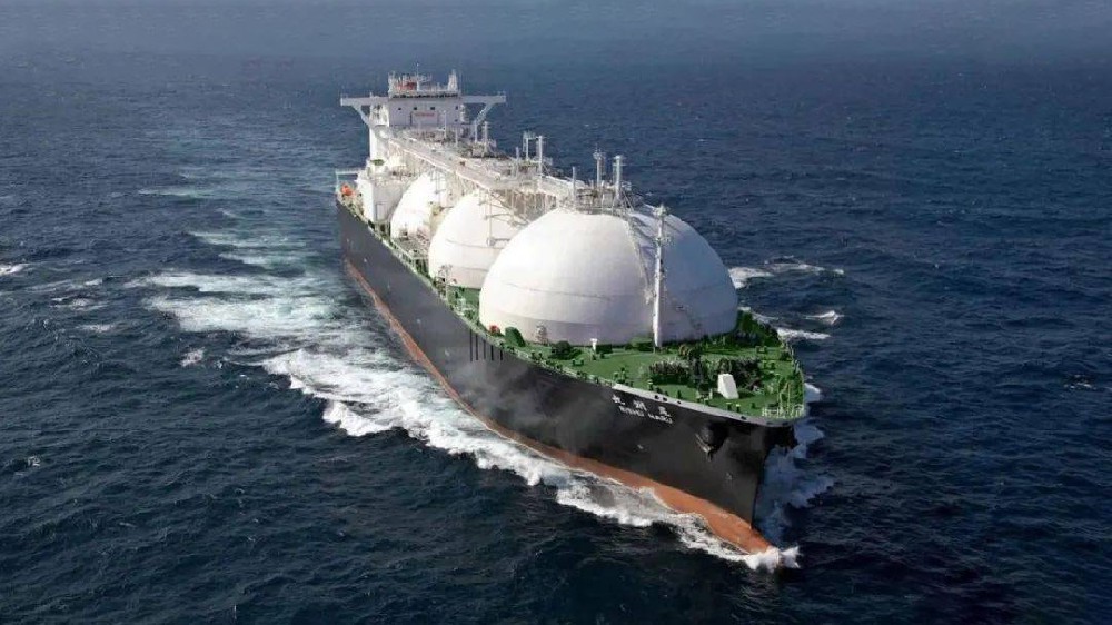  9月20日，在萬(wàn)里長(zhǎng)江入?？诒眰?cè)的江蘇省啟東市，由南通中集太平洋海洋工程有限公司采用河鋼集團(tuán)舞鋼公司高錳鋼制造的高錳鋼船“GasChemPhoenix”用燃料罐交付使用。舞鋼生產(chǎn)的高錳鋼率先實(shí)現(xiàn)了實(shí)船應(yīng)用，標(biāo)志著新一代低成本、高性能超低溫用國(guó)產(chǎn)高錳鋼從材料的基礎(chǔ)研究向工程應(yīng)用邁出了堅(jiān)實(shí)的一步，對(duì)高錳低溫鋼的推廣和應(yīng)用具有里程碑式的意義。 LNG（液化天然氣）新型低溫材料高錳鋼，是一種錳含量在22%~25%、不含鎳的一種純奧氏體合金鋼，具有良好低溫韌性、高強(qiáng)度、高延展性能，相比目前傳統(tǒng)LNG船罐材料所用的鎳系低溫鋼，有更加明顯的經(jīng)濟(jì)效益。因此高錳鋼的應(yīng)用對(duì)于LNG船舶制造企業(yè)降低生產(chǎn)成本、提升市場(chǎng)競(jìng)爭(zhēng)力等方面有著重要的實(shí)際意義。  本報(bào)訊 9月20日，在萬(wàn)里長(zhǎng)江入?？诒眰?cè)的江蘇省啟東市，由南通中集太平洋海洋工程有限公司采用河鋼集團(tuán)舞鋼公司高錳鋼制造的國(guó)內(nèi)首臺(tái)套高錳鋼船“GasChemPhoenix”用燃料罐交付使用。舞鋼生產(chǎn)的高錳鋼在國(guó)內(nèi)率先實(shí)現(xiàn)了實(shí)船應(yīng)用，標(biāo)志著新一代低成本、高性能超低溫用國(guó)產(chǎn)高錳鋼從材料的基礎(chǔ)研究向國(guó)內(nèi)工程應(yīng)用邁出了堅(jiān)實(shí)的一步，對(duì)高錳低溫鋼的推廣和應(yīng)用具有里程碑式的意義。 LNG（液化天然氣）新型低溫材料高錳鋼，是一種錳含量在22%~25%、不含鎳的一種純奧氏體合金鋼，具有良好低溫韌性、高強(qiáng)度、高延展性能，相比目前傳統(tǒng)LNG船罐材料所用的鎳系低溫鋼，有更加明顯的經(jīng)濟(jì)效益。因此高錳鋼的應(yīng)用對(duì)于LNG船舶制造企業(yè)降低生產(chǎn)成本、提升市場(chǎng)競(jìng)爭(zhēng)力等方面有著重要的實(shí)際意義。  1728719721157406.jpg  為助力國(guó)家清潔能源水上應(yīng)用，落實(shí)河鋼集團(tuán)戰(zhàn)略部署，舞鋼作為中國(guó)特鋼生產(chǎn)基地，于2019年在國(guó)內(nèi)率先工業(yè)化生產(chǎn)出不同厚度規(guī)格（8毫米~63.5毫米）的高錳鋼板。經(jīng)中國(guó)船舶重工集團(tuán)公司某研究所檢驗(yàn)，該產(chǎn)品塑韌性優(yōu)良，指標(biāo)遠(yuǎn)超IMO（國(guó)際海事組織）和船規(guī)的最新要求，達(dá)到國(guó)際先進(jìn)水平，打破了國(guó)外長(zhǎng)期壟斷船用LNG高錳鋼的局面，率先填補(bǔ)了國(guó)內(nèi)該種鋼材生產(chǎn)技術(shù)空白。 2022年以來(lái)，為了加速高錳鋼實(shí)船應(yīng)用，由船級(jí)社、舞鋼、南通中集太平洋海洋工程有限公司及研究院所等單位共同組建聯(lián)合研發(fā)團(tuán)隊(duì)，突破了高錳鋼的材料性能調(diào)控、焊材研發(fā)匹配、儲(chǔ)罐成型制備等一系列技術(shù)瓶頸，并發(fā)布了產(chǎn)品標(biāo)準(zhǔn)和應(yīng)用指南，實(shí)現(xiàn)了我國(guó)高錳鋼從材料到應(yīng)用全產(chǎn)業(yè)鏈條的原始創(chuàng)新。  為助力國(guó)家清潔能源水上應(yīng)用，落實(shí)河鋼集團(tuán)戰(zhàn)略部署，舞鋼作為中國(guó)特鋼生產(chǎn)基地，于2019年工業(yè)化生產(chǎn)出不同厚度規(guī)格（8毫米~63.5毫米）的高錳鋼板。經(jīng)中國(guó)船舶重工集團(tuán)公司某研究所檢驗(yàn)，該產(chǎn)品塑韌性優(yōu)良，指標(biāo)遠(yuǎn)超IMO（國(guó)際海事組織）和船規(guī)的更新要求，達(dá)到國(guó)際先進(jìn)水平，打破了國(guó)外長(zhǎng)期壟斷船用LNG高錳鋼的局面，率先填補(bǔ)了該種鋼材生產(chǎn)技術(shù)空白。 2022年以來(lái)，為了加速高錳鋼實(shí)船應(yīng)用，由船級(jí)社、舞鋼、南通中集太平洋海洋工程有限公司及研究院所等單位共同組建聯(lián)合研發(fā)團(tuán)隊(duì)，突破了高錳鋼的材料性能調(diào)控、焊材研發(fā)匹配、儲(chǔ)罐成型制備等一系列技術(shù)瓶頸，并發(fā)布了產(chǎn)品標(biāo)準(zhǔn)和應(yīng)用指南，實(shí)現(xiàn)了我國(guó)高錳鋼從材料到應(yīng)用全產(chǎn)業(yè)鏈條的原始創(chuàng)新。