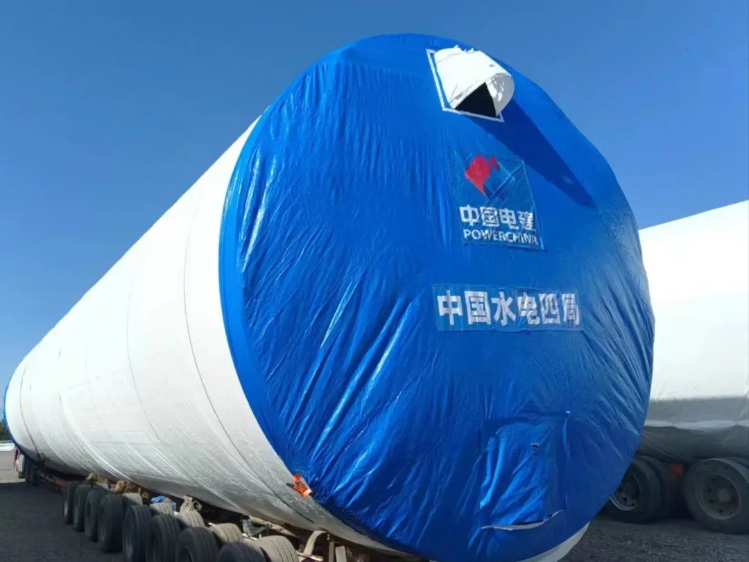 近日，河鋼集團舞鋼公司生產(chǎn)的一批風(fēng)電項目用鋼板如期發(fā)往客戶，將用于新彊吐魯番市重點能源項目——廣東能源托克遜縣100萬千瓦風(fēng)電項目的風(fēng)電塔筒制造。目前，舞鋼已累計向該項目供應(yīng)風(fēng)電項目用鋼板近2萬噸。