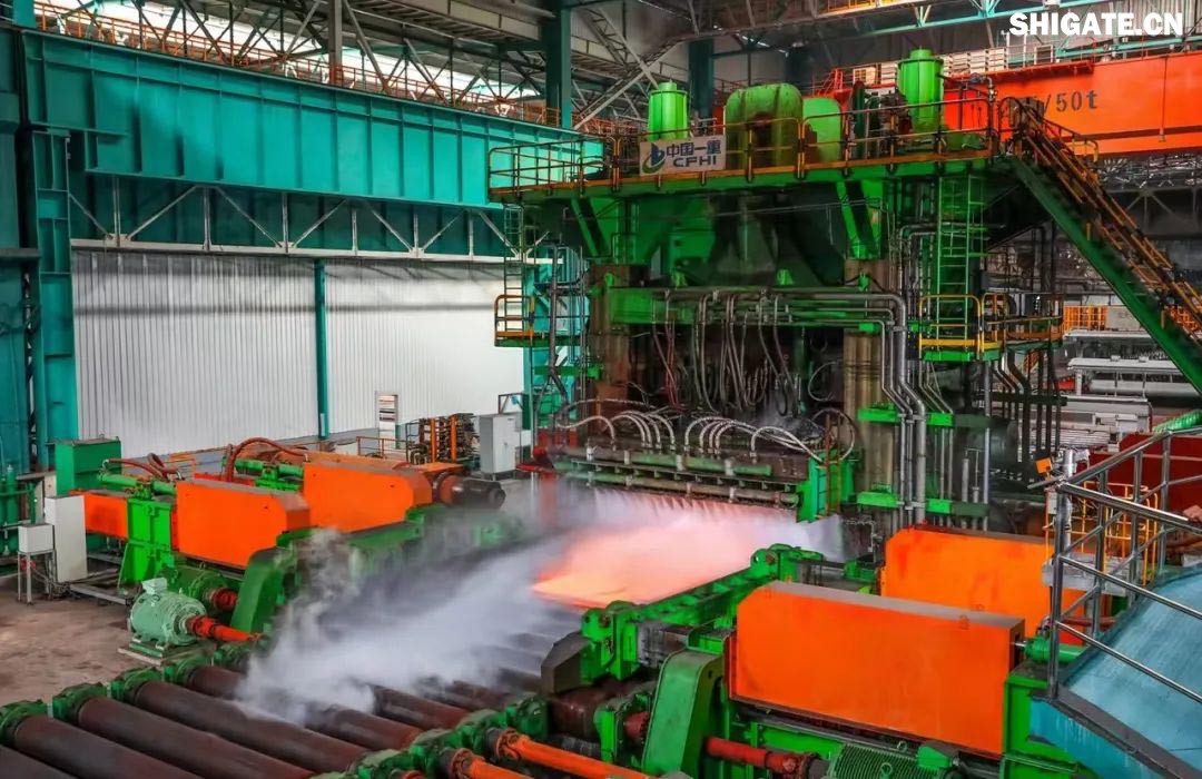 近日，河鋼集團(tuán)舞鋼公司研發(fā)生產(chǎn)的大厚度、技術(shù)難度碳錳釩SA737系列容器鋼板順利交付某重點(diǎn)客戶，鋼板的各項(xiàng)性能指標(biāo)均達(dá)到國內(nèi)水平，成功實(shí)現(xiàn)“國內(nèi)首發(fā)”。該產(chǎn)品在舞鋼公司批量生產(chǎn)成功，對(duì)于鞏固并擴(kuò)大舞鋼公司品種優(yōu)勢(shì)，引領(lǐng)寬厚板行業(yè)質(zhì)量發(fā)展具有十分重要的意義。