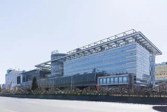 鋼鐵行業(yè)是全球工業(yè)體系中的重要支柱之一,其產(chǎn)品廣泛應(yīng)用于基礎(chǔ)設(shè)施建設(shè)、機(jī)械制造、汽車工業(yè)等領(lǐng)域。隨著全球工業(yè)化進(jìn)程的不斷深入,鋼鐵行業(yè)呈現(xiàn)出國際化競爭格局。在眾多鋼鐵制造企業(yè)中,有6家公司以其出色的經(jīng)營業(yè)績和強(qiáng)大的市場地位脫穎而出,成為了世界鋼鐵制造業(yè)的領(lǐng)軍企業(yè)。