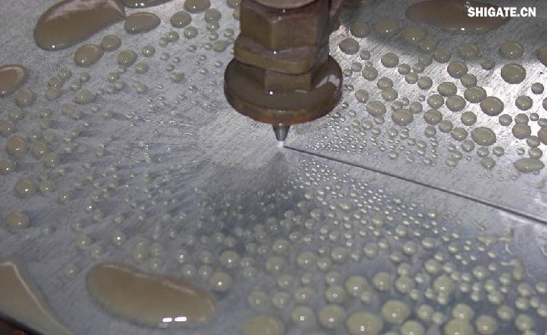 在工業(yè)生產(chǎn)中，鋼板切割是一項至關(guān)重要的工藝，廣泛應(yīng)用于機械制造、建筑、橋梁建設(shè)等多個領(lǐng)域。為了滿足不同項目的需求，鋼板切割采用了多種加工方式。本文將詳細介紹鋼板切割中常見的幾種加工方式，包括火焰切割、激光切割、等離子切割、水刀切割以及機械切割等。    一、火焰切割    火焰切割是利用氧氣和乙炔的燃燒產(chǎn)生的高溫火焰來切割鋼板的一種加工方式。在切割過程中，火焰將鋼板局部加熱至熔化狀態(tài)，同時氧氣流將熔化的金屬吹走，形成切口?；鹧媲懈钤O(shè)備相對簡單，成本低廉，適用于切割厚度較大的鋼板。然而，由于切割過程中產(chǎn)生的熱影響區(qū)較大，易導(dǎo)致鋼板變形和材質(zhì)變化，因此精度和表面質(zhì)量相對較低。          二、激光切割    激光切割是利用高功率密度的激光束照射鋼板表面，使鋼板迅速熔化、汽化或達到點燃點，同時以高速氣流將熔化或燃燒的金屬吹走，形成切口。激光切割具有切割速度快、精度高、熱影響區(qū)小等優(yōu)點，特別適用于切割薄板和中厚板。此外，激光切割還能實現(xiàn)自動化和智能化生產(chǎn)，提高生產(chǎn)效率。            三、等離子切割    等離子切割是利用高溫、高速度的等離子氣體流對鋼板進行切割的一種加工方式。在切割過程中，等離子氣體流將鋼板局部熔化，并通過氣流將熔化的金屬吹走。等離子切割適用于切割中厚板和厚板，具有切割速度快、熱影響區(qū)小、切口平整等優(yōu)點。然而，等離子切割設(shè)備的成本較高，維護也相對復(fù)雜。    四、水刀切割    水刀切割是利用高壓水流對鋼板進行切割的一種加工方式。在切割過程中，高壓水流將鋼板局部沖蝕，形成切口。水刀切割具有切割精度高、表面質(zhì)量好、無熱影響區(qū)等優(yōu)點，特別適用于切割薄板和對表面質(zhì)量要求較高的項目。此外，水刀切割還能實現(xiàn)綠色生產(chǎn)，減少環(huán)境污染。    五、機械切割    機械切割是利用切割機械對鋼板進行切割的一種加工方式，如鋸床切割、銑床切割等。機械切割適用于切割各種厚度和材質(zhì)的鋼板，具有切割精度高、切口平整、適應(yīng)性強等優(yōu)點。然而，機械切割的速度相對較慢，生產(chǎn)效率較低，且對于較厚的鋼板，切割難度較大。            在選擇鋼板切割加工方式時，需要根據(jù)項目的具體需求、鋼板的厚度和材質(zhì)、生產(chǎn)效率和成本等因素進行綜合考慮。對于要求高精度、高表面質(zhì)量的切割項目，激光切割和水刀切割是較為理想的選擇；對于切割厚度較大、對表面質(zhì)量要求不高的項目，火焰切割和等離子切割則更具優(yōu)勢；而對于需要靈活應(yīng)對各種切割需求的場景，機械切割則是一種可靠的選擇。    總之，隨著科技的不斷進步和工業(yè)生產(chǎn)的不斷發(fā)展，鋼板切割加工方式也在不斷創(chuàng)新和完善。了解各種加工方式的優(yōu)缺點，并根據(jù)實際需求選擇合適的加工方式，對于提高鋼板切割的質(zhì)量和效率具有重要意義。