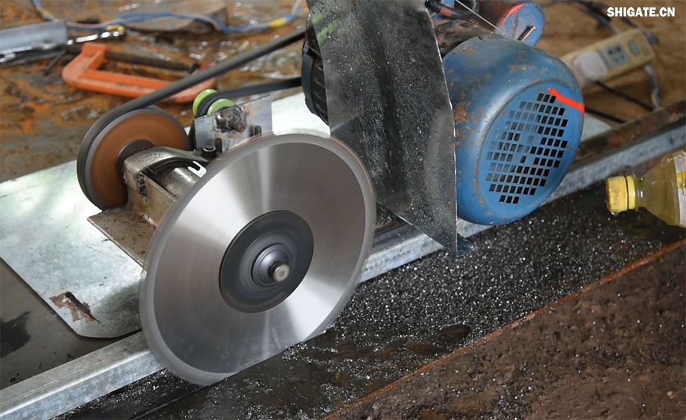 在工業(yè)生產(chǎn)中，鋼板切割是一項至關(guān)重要的工藝，廣泛應(yīng)用于機械制造、建筑、橋梁建設(shè)等多個領(lǐng)域。為了滿足不同項目的需求，鋼板切割采用了多種加工方式。本文將詳細介紹鋼板切割中常見的幾種加工方式，包括火焰切割、激光切割、等離子切割、水刀切割以及機械切割等。    一、火焰切割    火焰切割是利用氧氣和乙炔的燃燒產(chǎn)生的高溫火焰來切割鋼板的一種加工方式。在切割過程中，火焰將鋼板局部加熱至熔化狀態(tài)，同時氧氣流將熔化的金屬吹走，形成切口。火焰切割設(shè)備相對簡單，成本低廉，適用于切割厚度較大的鋼板。然而，由于切割過程中產(chǎn)生的熱影響區(qū)較大，易導(dǎo)致鋼板變形和材質(zhì)變化，因此精度和表面質(zhì)量相對較低。          二、激光切割    激光切割是利用高功率密度的激光束照射鋼板表面，使鋼板迅速熔化、汽化或達到點燃點，同時以高速氣流將熔化或燃燒的金屬吹走，形成切口。激光切割具有切割速度快、精度高、熱影響區(qū)小等優(yōu)點，特別適用于切割薄板和中厚板。此外，激光切割還能實現(xiàn)自動化和智能化生產(chǎn)，提高生產(chǎn)效率。            三、等離子切割    等離子切割是利用高溫、高速度的等離子氣體流對鋼板進行切割的一種加工方式。在切割過程中，等離子氣體流將鋼板局部熔化，并通過氣流將熔化的金屬吹走。等離子切割適用于切割中厚板和厚板，具有切割速度快、熱影響區(qū)小、切口平整等優(yōu)點。然而，等離子切割設(shè)備的成本較高，維護也相對復(fù)雜。    四、水刀切割    水刀切割是利用高壓水流對鋼板進行切割的一種加工方式。在切割過程中，高壓水流將鋼板局部沖蝕，形成切口。水刀切割具有切割精度高、表面質(zhì)量好、無熱影響區(qū)等優(yōu)點，特別適用于切割薄板和對表面質(zhì)量要求較高的項目。此外，水刀切割還能實現(xiàn)綠色生產(chǎn)，減少環(huán)境污染。    五、機械切割    機械切割是利用切割機械對鋼板進行切割的一種加工方式，如鋸床切割、銑床切割等。機械切割適用于切割各種厚度和材質(zhì)的鋼板，具有切割精度高、切口平整、適應(yīng)性強等優(yōu)點。然而，機械切割的速度相對較慢，生產(chǎn)效率較低，且對于較厚的鋼板，切割難度較大。            在選擇鋼板切割加工方式時，需要根據(jù)項目的具體需求、鋼板的厚度和材質(zhì)、生產(chǎn)效率和成本等因素進行綜合考慮。對于要求高精度、高表面質(zhì)量的切割項目，激光切割和水刀切割是較為理想的選擇；對于切割厚度較大、對表面質(zhì)量要求不高的項目，火焰切割和等離子切割則更具優(yōu)勢；而對于需要靈活應(yīng)對各種切割需求的場景，機械切割則是一種可靠的選擇。    總之，隨著科技的不斷進步和工業(yè)生產(chǎn)的不斷發(fā)展，鋼板切割加工方式也在不斷創(chuàng)新和完善。了解各種加工方式的優(yōu)缺點，并根據(jù)實際需求選擇合適的加工方式，對于提高鋼板切割的質(zhì)量和效率具有重要意義。