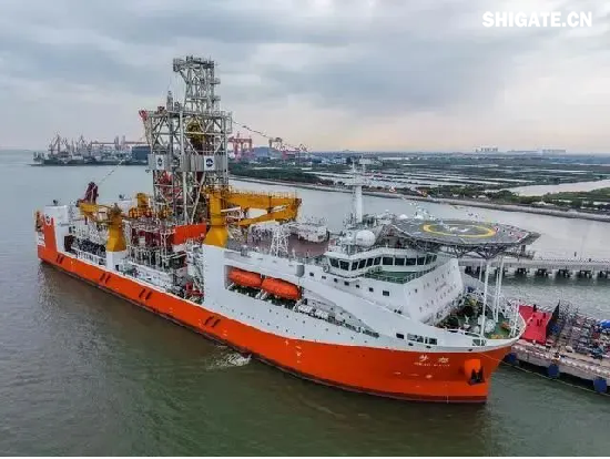 我國(guó)自主設(shè)計(jì)建造的首艘大洋鉆探船“夢(mèng)想”號(hào)于2024年11月17日在廣州正式入列，標(biāo)志著我國(guó)深海探測(cè)關(guān)鍵技術(shù)裝備取得重大突破?！皦?mèng)想”號(hào)鉆采系統(tǒng)居國(guó)際領(lǐng)先水平，鉆深可達(dá)11000米，具備4種鉆探模式和3種取芯方式，有望助力科學(xué)家實(shí)現(xiàn)“打穿地殼、進(jìn)入地球深部”的夢(mèng)想，為我國(guó)實(shí)施深海資源勘探、關(guān)鍵技術(shù)裝備研發(fā)以及科學(xué)家開(kāi)展大洋科學(xué)鉆探研究提供重大平臺(tái)支撐。在項(xiàng)目建設(shè)過(guò)程中，為了滿足其核心部位——船舶換熱器、制冷系統(tǒng)制造用鋼需求，舞鋼公司發(fā)揮專業(yè)技術(shù)優(yōu)勢(shì)，制訂特殊的工藝方案：在冶煉環(huán)節(jié)創(chuàng)新冶煉工藝，嚴(yán)控鋼水內(nèi)部夾雜物；在軋制和熱處理環(huán)節(jié)創(chuàng)新實(shí)施3項(xiàng)獨(dú)有的工藝，確保了鋼板各項(xiàng)性能指標(biāo)完全滿足使用要求，且比普通合同提前10天交貨。 