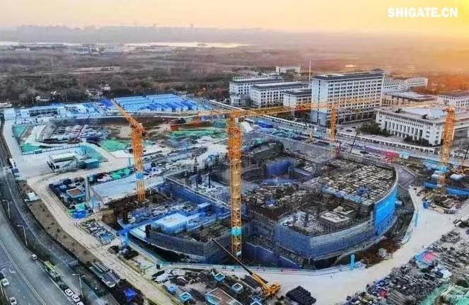 舞鋼公司深入貫徹落實集團(tuán)戰(zhàn)略部署，緊盯客戶的需求，發(fā)揮自身技術(shù)優(yōu)勢，研發(fā)生產(chǎn)更多的特種鋼板，打造更多的“國之重器”。針對客戶志在通過該項目打造“世界首個緊湊型聚變能實驗裝置”的目標(biāo)，舞鋼公司效益產(chǎn)品攻關(guān)團(tuán)隊不斷優(yōu)化營銷方案，通過提供“一攬子”解決方案，贏得了客戶的認(rèn)可。在研發(fā)過程中，公司優(yōu)化工藝方案，在軋制環(huán)節(jié)增加兩項創(chuàng)新措施，并強(qiáng)化質(zhì)量過程管控，確保了鋼板表面質(zhì)量和內(nèi)部質(zhì)量全部優(yōu)于客戶需求，并按期交貨。