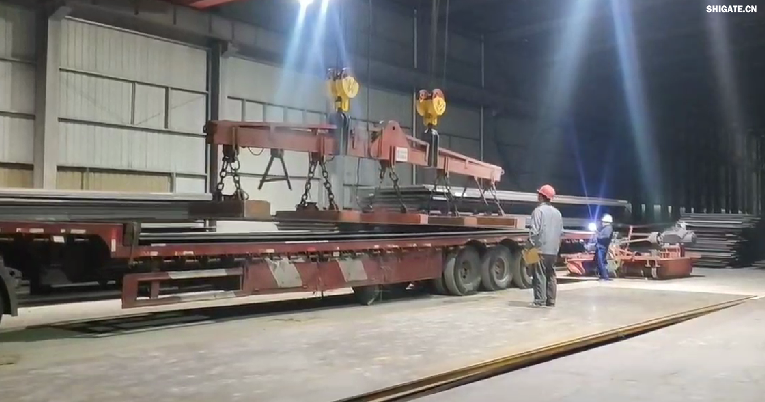 對于邁入2024年的鋼材市場而言，哪些因素是確定的？哪些因素是不確定的？  從需求來看，2024年，國內(nèi)宏觀經(jīng)濟繼續(xù)恢復(fù)向好，總體保持回升態(tài)勢，各項涉鋼指標轉(zhuǎn)暖預(yù)期強烈。在此背景下，預(yù)計鋼材需求總量（含出口）穩(wěn)定增長的態(tài)勢不會改變。為實現(xiàn)新年“開門紅”，新的刺激政策有望加速出臺，再加上穩(wěn)增長政策措施效應(yīng)延續(xù)，預(yù)計2024年第1季度鋼材需求表現(xiàn)不會太差。  根據(jù)2023年11月份全國PMI（采購經(jīng)理指數(shù)）顯示，生產(chǎn)指數(shù)持續(xù)擴張，耗鋼行業(yè)指標處于高位水平；建筑業(yè)商務(wù)活動指數(shù)高位增長，建筑業(yè)施工進度繼續(xù)加快等，這些因素在一定程度上預(yù)示著開年鋼材需求向好的態(tài)勢。樂觀來看，2024年第1季度需求有同比增長3%的可能。