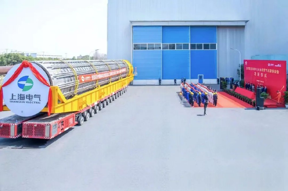 舞鋼公司結(jié)合行業(yè)趨勢(shì)和企業(yè)定位，快速調(diào)整工作思路，把特鋼思路作為企業(yè)經(jīng)營(yíng)的“法寶”，努力走好產(chǎn)品路線。在深入走訪市場(chǎng)的過程中，舞鋼公司了解到某客戶計(jì)劃設(shè)計(jì)制造日處理量達(dá)3000噸的水煤漿氣化廢鍋設(shè)備，由于各項(xiàng)技術(shù)要求比較高，其專利方美國(guó)Ap公司曾要求采用進(jìn)口鋼鐵材料制造該臺(tái)設(shè)備。舞鋼公司與該客戶和美國(guó)Ap公司進(jìn)行多輪次深度交流，充分發(fā)揮自身在容器鋼板領(lǐng)域的技術(shù)優(yōu)勢(shì)，為客戶研發(fā)契合設(shè)計(jì)要求的鋼鐵材料，贏得了客戶和美國(guó)Ap公司的認(rèn)可。在生產(chǎn)過程中，舞鋼公司效益產(chǎn)品攻關(guān)團(tuán)隊(duì)和產(chǎn)線人員密切配合，根據(jù)產(chǎn)線實(shí)際，創(chuàng)新工藝、生產(chǎn)流程，嚴(yán)格過程質(zhì)量管控，確保了該批容器鋼板各項(xiàng)質(zhì)量指標(biāo)完全滿足客戶需求。