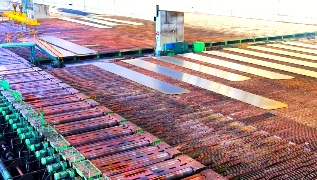 260余種寬厚板產(chǎn)品成功替代進(jìn)口或按國外標(biāo)準(zhǔn)生產(chǎn)，多個(gè)品種填補(bǔ)國內(nèi)空白并獨(dú)家供貨，更有40余種遠(yuǎn)銷海外。舞鋼公司不僅主導(dǎo)制定了臨氫設(shè)備用鉻鉬合金鋼板等十余項(xiàng)國家標(biāo)準(zhǔn)，還榮獲國家科學(xué)技術(shù)進(jìn)步獎(jiǎng)一等獎(jiǎng)2項(xiàng)、二等獎(jiǎng)1項(xiàng)，省部級(jí)科技進(jìn)步獎(jiǎng)更是數(shù)不勝數(shù)。自創(chuàng)立以來，河鋼集團(tuán)舞鋼公司便深耕寬厚板研發(fā)制造，打造出響亮的民族品牌，穩(wěn)坐椅子。