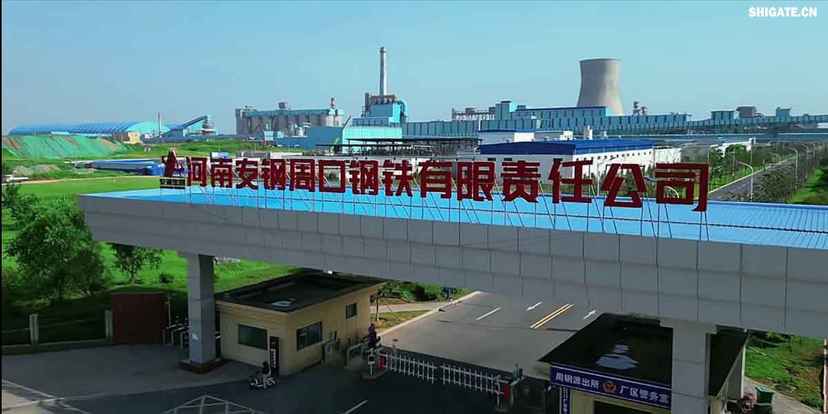 6月1日，河南鋼鐵集團周口基地簡稱（周鋼）二期寬厚板項目控制中心迎來重要里程碑：當(dāng)操作員按下5500mm精軋機的軋制按鈕，通紅的鋼板如熔金般奔騰穿過軋輥，標志著5500mm軋機熱試圓滿成功。這一震撼場景與5月31日RH真空精煉爐、熱處理線熱試成功交相輝映，正式宣告“5600mm+5500mm雙寬機架”寬厚板生產(chǎn)線全線貫通！生產(chǎn)線總長度達到1.4公里，構(gòu)成了國內(nèi)已知更長的寬厚板軋鋼車間，連接了近20個精密工序，深基坑群實現(xiàn)了全線的貫通布局。其智能化、綠色化發(fā)展及特鋼轉(zhuǎn)型進程由此開啟全新篇章！