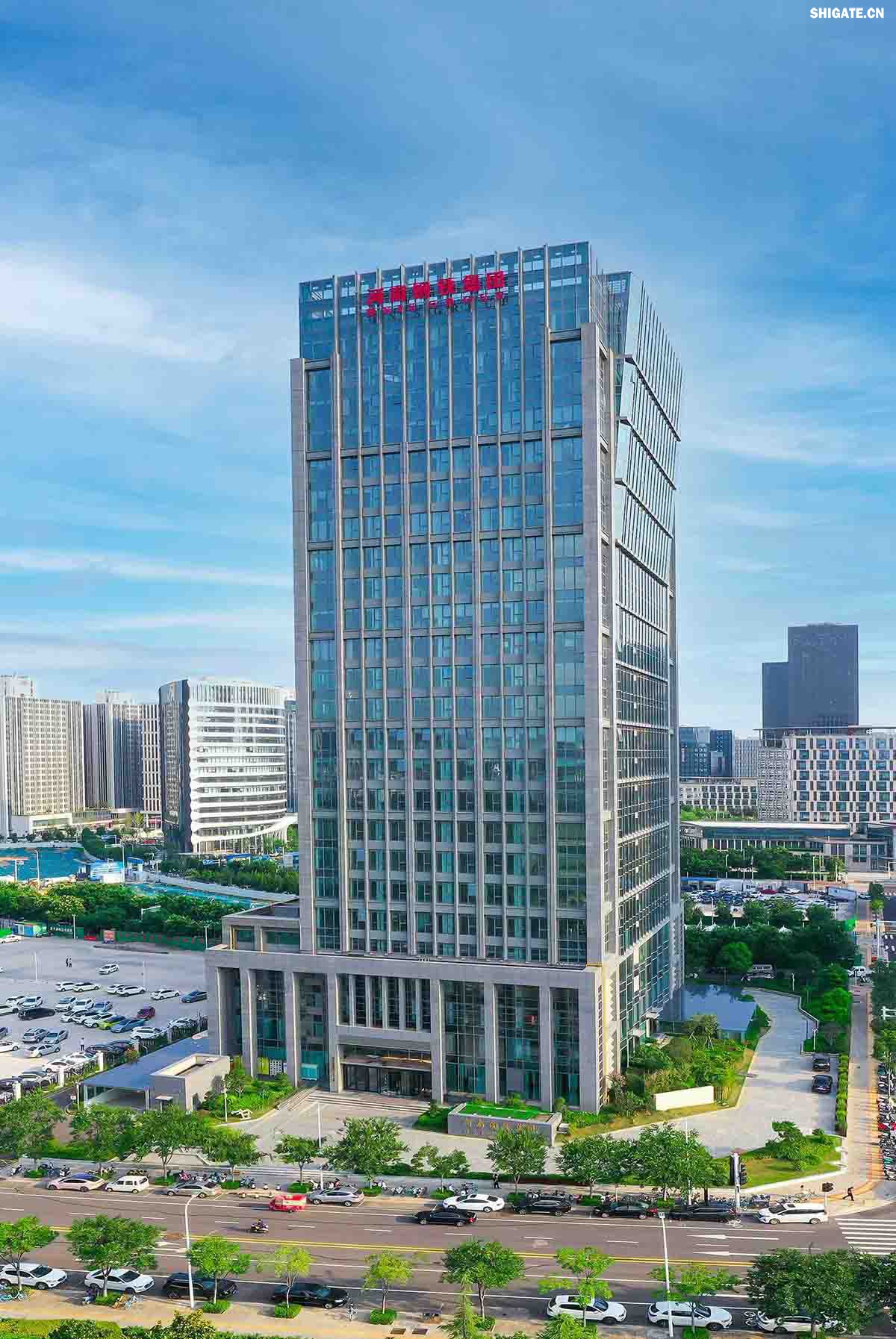 河南鋼鐵集團(tuán)有限公司（以下簡稱河南鋼鐵集團(tuán)）2023年3月1日注冊成立，注冊資本為人民幣200億元，旗下有安鋼股份公司、周口鋼鐵公司（周鋼）、洛陽銅加工集團(tuán)、舞陽礦業(yè)公司等子企業(yè)。薄學(xué)斌同志任董事長。河南鋼鐵集團(tuán)是省委、省政府為推動(dòng)全省鋼鐵產(chǎn)業(yè)轉(zhuǎn)型提質(zhì)、結(jié)構(gòu)調(diào)整和布局優(yōu)化，而作出的重大決策。河南鋼鐵集團(tuán)的核心企業(yè)安鋼始建于1958年，是新中國第一批重點(diǎn)建設(shè)的鋼鐵企業(yè)，為河南經(jīng)濟(jì)社會發(fā)展作出了不可磨滅的歷史性貢獻(xiàn)。2023年12月，洛陽銅加工集團(tuán)有限責(zé)任公司加入集團(tuán)大家庭，開啟了全省鋼鐵、有色產(chǎn)業(yè)融合發(fā)展新征程；2024年7月，集團(tuán)進(jìn)入省管重要骨干企業(yè)序列，肩負(fù)起帶動(dòng)全省鋼鐵產(chǎn)業(yè)轉(zhuǎn)型提質(zhì)、結(jié)構(gòu)調(diào)整、布局優(yōu)化和推進(jìn)全省鋼鋁銅鎂融合發(fā)展的重要使命。