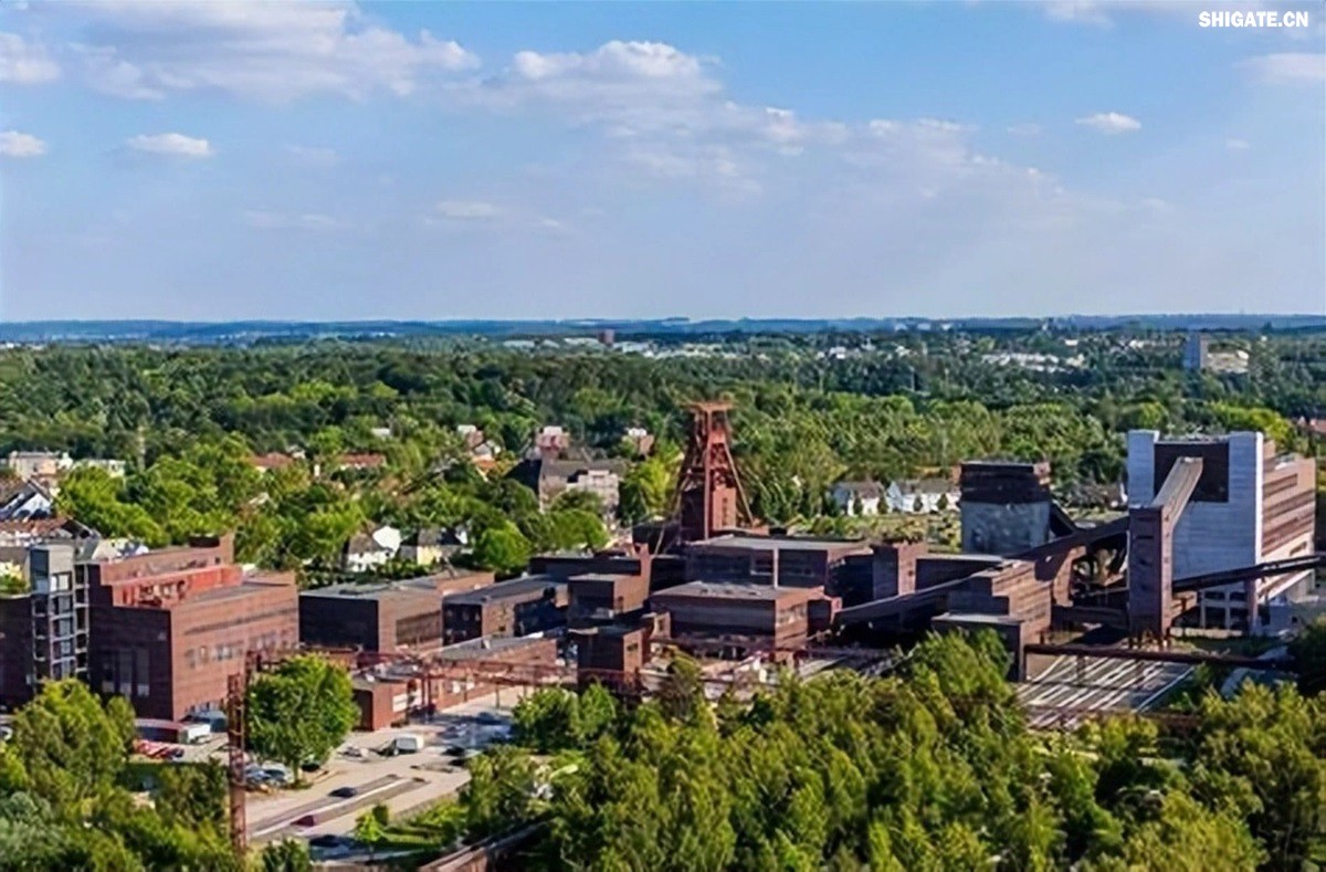 你聽說過歐洲"鋼鐵心臟"萎縮的消息嗎？為什么曾經(jīng)強(qiáng)大的歐盟鋼鐵產(chǎn)業(yè)如今正在迅速崩塌？特朗普政府重啟的25%鋼鐵關(guān)稅究竟給歐洲造成了多大沖擊？在全球貿(mào)易保護(hù)主義重燃的今天，歐盟的慘痛教訓(xùn)對中國有何警示意義？數(shù)據(jù)顯示，2025年一季度，歐盟對美鋼鐵出口同比驟降42%，損失約150萬噸訂單和45億歐元收入。與此同時，中國鋼鐵卻逆勢增長，2024年出口量突破1.11億噸，創(chuàng)下8年來新高。這背后有哪些產(chǎn)業(yè)鏈布局的深層差異？中國又該如何從歐盟的失敗中吸取經(jīng)驗(yàn)，打贏未來全球貿(mào)易的三大突圍戰(zhàn)？