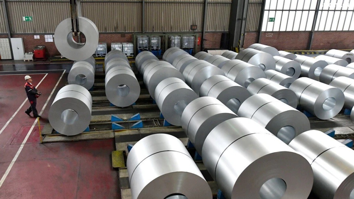 你聽說過歐洲"鋼鐵心臟"萎縮的消息嗎？為什么曾經(jīng)強(qiáng)大的歐盟鋼鐵產(chǎn)業(yè)如今正在迅速崩塌？特朗普政府重啟的25%鋼鐵關(guān)稅究竟給歐洲造成了多大沖擊？在全球貿(mào)易保護(hù)主義重燃的今天，歐盟的慘痛教訓(xùn)對中國有何警示意義？數(shù)據(jù)顯示，2025年一季度，歐盟對美鋼鐵出口同比驟降42%，損失約150萬噸訂單和45億歐元收入。與此同時，中國鋼鐵卻逆勢增長，2024年出口量突破1.11億噸，創(chuàng)下8年來新高。這背后有哪些產(chǎn)業(yè)鏈布局的深層差異？中國又該如何從歐盟的失敗中吸取經(jīng)驗(yàn)，打贏未來全球貿(mào)易的三大突圍戰(zhàn)？