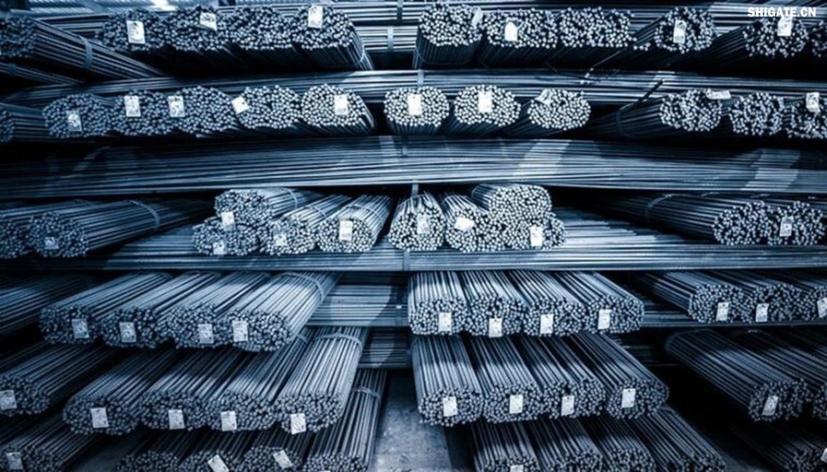 你聽說過歐洲"鋼鐵心臟"萎縮的消息嗎？為什么曾經(jīng)強(qiáng)大的歐盟鋼鐵產(chǎn)業(yè)如今正在迅速崩塌？特朗普政府重啟的25%鋼鐵關(guān)稅究竟給歐洲造成了多大沖擊？在全球貿(mào)易保護(hù)主義重燃的今天，歐盟的慘痛教訓(xùn)對中國有何警示意義？數(shù)據(jù)顯示，2025年一季度，歐盟對美鋼鐵出口同比驟降42%，損失約150萬噸訂單和45億歐元收入。與此同時，中國鋼鐵卻逆勢增長，2024年出口量突破1.11億噸，創(chuàng)下8年來新高。這背后有哪些產(chǎn)業(yè)鏈布局的深層差異？中國又該如何從歐盟的失敗中吸取經(jīng)驗(yàn)，打贏未來全球貿(mào)易的三大突圍戰(zhàn)？