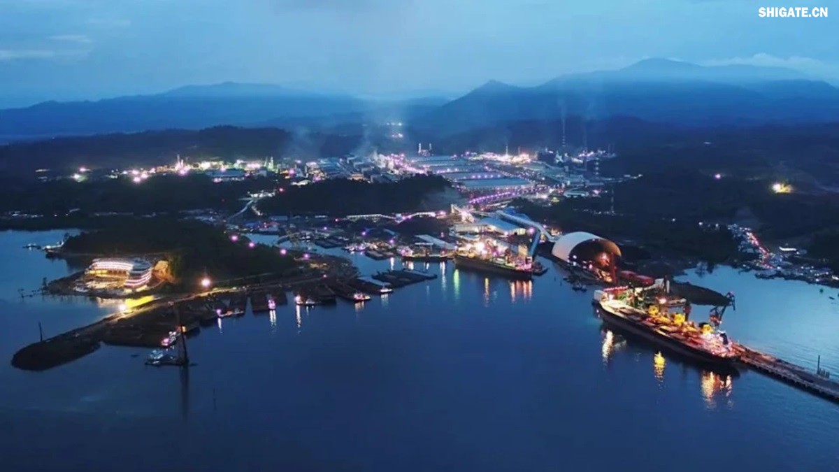 你聽說過歐洲"鋼鐵心臟"萎縮的消息嗎？為什么曾經(jīng)強(qiáng)大的歐盟鋼鐵產(chǎn)業(yè)如今正在迅速崩塌？特朗普政府重啟的25%鋼鐵關(guān)稅究竟給歐洲造成了多大沖擊？在全球貿(mào)易保護(hù)主義重燃的今天，歐盟的慘痛教訓(xùn)對中國有何警示意義？數(shù)據(jù)顯示，2025年一季度，歐盟對美鋼鐵出口同比驟降42%，損失約150萬噸訂單和45億歐元收入。與此同時，中國鋼鐵卻逆勢增長，2024年出口量突破1.11億噸，創(chuàng)下8年來新高。這背后有哪些產(chǎn)業(yè)鏈布局的深層差異？中國又該如何從歐盟的失敗中吸取經(jīng)驗(yàn)，打贏未來全球貿(mào)易的三大突圍戰(zhàn)？