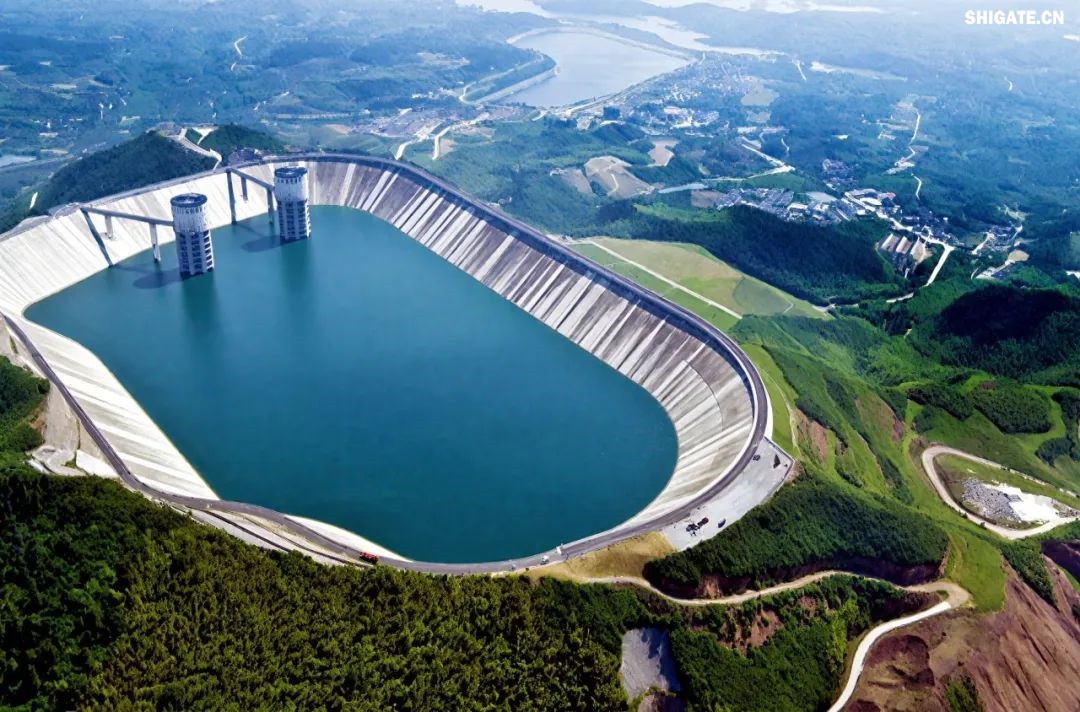 近日，舞鋼公司研制生產(chǎn)的一批340mm厚Q500D-Z35水電鋼板成功交付客戶，將用于國家水電項目——垣曲抽水蓄能電站關(guān)鍵部位建設(shè)。該批次產(chǎn)品在厚度規(guī)格與性能特性方面實現(xiàn)突破，為我國水電工程關(guān)鍵部位建設(shè)提供了堅實材料保障，獲得用戶好評。