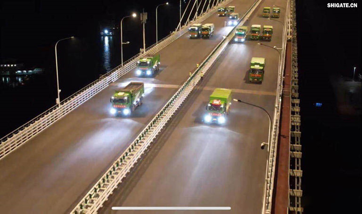 6月16日22時，大跨度斜拉橋——常泰長江大橋燈火通明，車聲轟鳴，一場通車前的“極限挑戰(zhàn)”正緊張進行。30輛總重達1200噸的四軸加載車，分批列隊駛上橋面預(yù)先劃定的?？奎c，并由提前布置在橋梁各關(guān)鍵部位的869個傳感器開展實時監(jiān)測，采集測試數(shù)據(jù)。由此，大橋跨江公鐵合建段主橋橋梁荷載試驗全面啟動。