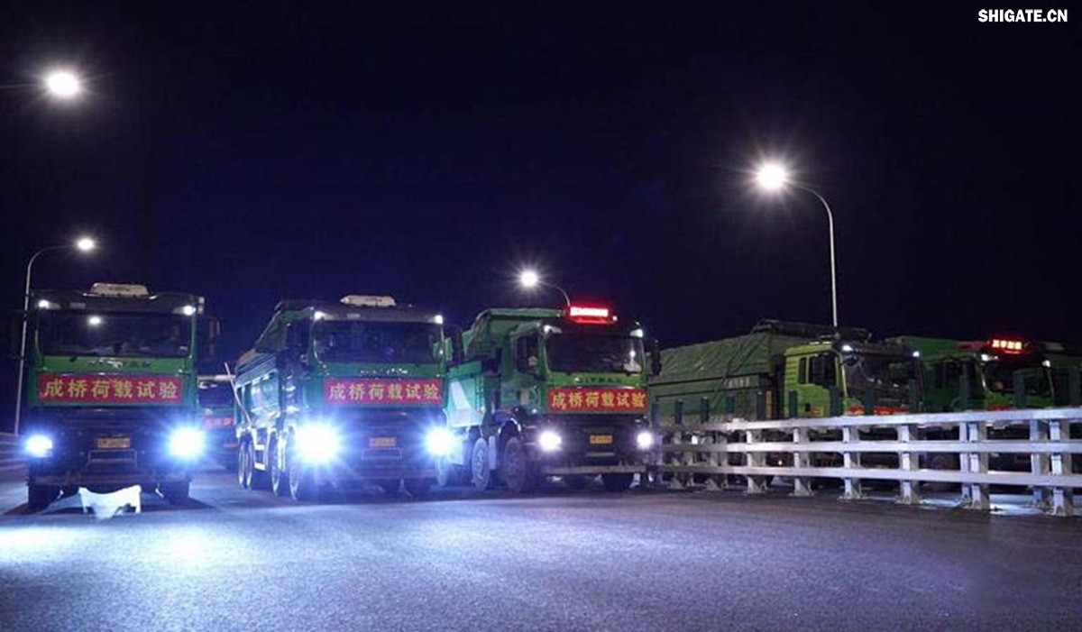 6月16日22時，大跨度斜拉橋——常泰長江大橋燈火通明，車聲轟鳴，一場通車前的“極限挑戰(zhàn)”正緊張進行。30輛總重達1200噸的四軸加載車，分批列隊駛上橋面預(yù)先劃定的?？奎c，并由提前布置在橋梁各關(guān)鍵部位的869個傳感器開展實時監(jiān)測，采集測試數(shù)據(jù)。由此，大橋跨江公鐵合建段主橋橋梁荷載試驗全面啟動。