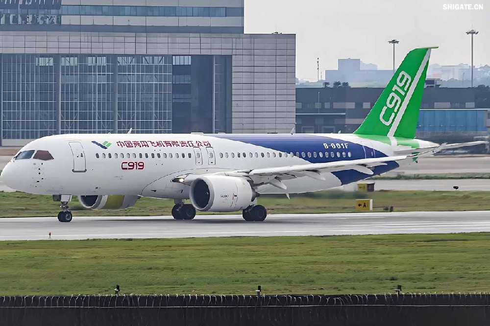 12月9日，國產(chǎn)大飛機C919的全球首家用戶東航，正式接收首架C919飛機，標志著國產(chǎn)大飛機邁出市場運營的“第一步”，也標志著中國民航運輸市場首次擁有中國自主研發(fā)的噴氣式干線飛機。  消息傳來，河鋼集團干部職工倍感振奮。因為，國產(chǎn)大飛機工程也凝聚了河鋼干部職工的心血和汗水，見證了河鋼人的獨特貢獻。河鋼自主研發(fā)的390mm大厚度調(diào)質(zhì)鋼20MnNiMo，填補國內(nèi)空白，用于大飛機項目的核心設(shè)備——世界更大的8萬噸級模鍛壓機制造，為國產(chǎn)大飛機提供堅強的鋼鐵支撐。