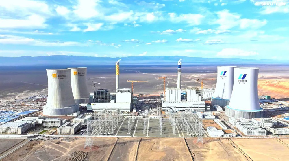 9月4日，我國(guó)“沙戈荒”新能源外送基地——新疆華電哈密2×100萬(wàn)千瓦煤電項(xiàng)目建成投產(chǎn)，經(jīng)過為期半個(gè)多月試運(yùn)行，狀況良好。在該項(xiàng)目建設(shè)過程中，河鋼集團(tuán)舞鋼公司容器鋼板替代進(jìn)口，獨(dú)家用于項(xiàng)目所需國(guó)內(nèi)首批100萬(wàn)千瓦高效超超臨界純?nèi)夹陆邏A煤鍋爐等核心設(shè)備的制作，為國(guó)家重點(diǎn)新能源項(xiàng)目建設(shè)作出突出貢獻(xiàn)。