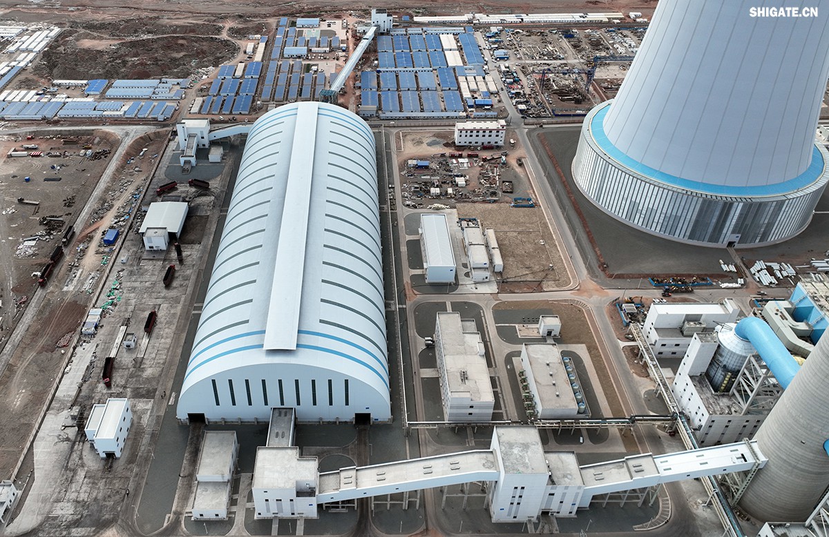 9月4日，我國(guó)“沙戈荒”新能源外送基地——新疆華電哈密2×100萬(wàn)千瓦煤電項(xiàng)目建成投產(chǎn)，經(jīng)過為期半個(gè)多月試運(yùn)行，狀況良好。在該項(xiàng)目建設(shè)過程中，河鋼集團(tuán)舞鋼公司容器鋼板替代進(jìn)口，獨(dú)家用于項(xiàng)目所需國(guó)內(nèi)首批100萬(wàn)千瓦高效超超臨界純?nèi)夹陆邏A煤鍋爐等核心設(shè)備的制作，為國(guó)家重點(diǎn)新能源項(xiàng)目建設(shè)作出突出貢獻(xiàn)。