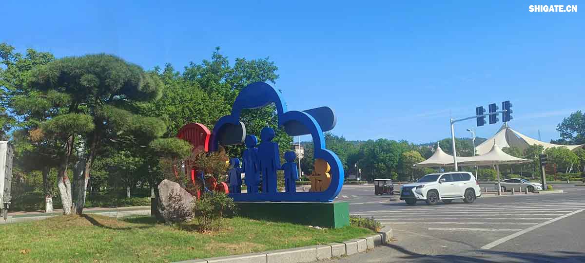 城市綠化美化突出高質(zhì)量。舞鋼市先后組織實(shí)施了四期綠化基礎(chǔ)工程:拆墻透綠工程；庭院綠化工程；市區(qū)主干道和兩側(cè)風(fēng)景林綠化工程。興建了迎賓廣場、建中廣場、礦山文化廣場、翠竹園、奮飛廣場、鑫源廣場、桃花園等13處廣場游園，有38個單位達(dá)到省級庭院綠化標(biāo)準(zhǔn)。市區(qū)綠地面積由創(chuàng)建前的5.6萬平方米增至現(xiàn)在的212.8萬平方米。人均公共綠地面積由創(chuàng)建前的0.6平方米增至現(xiàn)在的21.28平方米。城市綠地覆蓋面積達(dá)3.91平方公里，綠化覆蓋率達(dá)35.55％，綠地率達(dá)34.15％，居河南省縣市之首，極大地改善了城市環(huán)境，滿足了城市居民休息、娛樂的需要。  城市夜間景觀突出高檔次。實(shí)施城市道路燈光工程，全市共安裝各種型號禮花燈160余盞，建筑輪廓霓虹燈、單位名稱霓虹燈270多處，臨街酒店、門店霓虹燈、燈箱等359處，投入資金總計1200多萬元。初步形成了行政中心莊重大方，城市主干道華麗輝煌，文化娛樂區(qū)浪漫溫馨，街道小巷流光溢彩的城市燈光景觀體系。2005年年底市政府又投資400多萬元實(shí)施了餐飲一條街霓虹燈工程和彩色音樂水幕噴泉工程，其中音樂水幕噴泉的長度和高度均為中原之最。