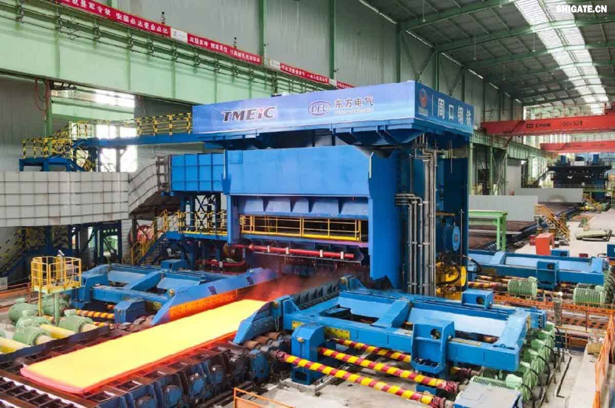 6月1日，河南鋼鐵集團周口基地簡稱（周鋼）二期寬厚板項目控制中心迎來重要里程碑：當(dāng)操作員按下5500mm精軋機的軋制按鈕，通紅的鋼板如熔金般奔騰穿過軋輥，標志著5500mm軋機熱試圓滿成功。這一震撼場景與5月31日RH真空精煉爐、熱處理線熱試成功交相輝映，正式宣告“5600mm+5500mm雙寬機架”寬厚板生產(chǎn)線全線貫通！生產(chǎn)線總長度達到1.4公里，構(gòu)成了國內(nèi)已知更長的寬厚板軋鋼車間，連接了近20個精密工序，深基坑群實現(xiàn)了全線的貫通布局。其智能化、綠色化發(fā)展及特鋼轉(zhuǎn)型進程由此開啟全新篇章！