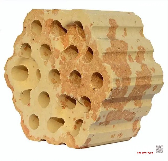 煉鐵過程實質(zhì)上是將鐵從其自然形態(tài)——礦石等含鐵化合物中還原出來的過程。煉鐵方法主要有高爐法、直接還原法、熔融還原法等，其原理是礦石在特定的氣氛中（還原物質(zhì)CO、H2、C；適宜溫度等）通過物化反應(yīng)獲取還原后的生鐵。生鐵除了少部分用于鑄造外，絕大部分是作為煉鋼原料。  高爐煉鐵是現(xiàn)代煉鐵的主要方法，鋼鐵生產(chǎn)中的重要環(huán)節(jié)。這種方法是由古代豎爐煉鐵發(fā)展、改進(jìn)而成的。盡管世界各國研究發(fā)展了很多新的煉鐵法，但由于高爐煉鐵技術(shù)經(jīng)濟指標(biāo)良好，工藝簡單，生產(chǎn)量大,勞動生產(chǎn)率高,能耗低，這種方法生產(chǎn)的鐵仍占世界鐵總產(chǎn)量的95％以上。  煉鐵工藝是是將含鐵原料（燒結(jié)礦、球團(tuán)礦或鐵礦）、燃料（焦炭、煤粉等）及其它輔助原料（石灰石、白云石、錳礦等）按一定比例自高爐爐頂裝入高爐，并由熱風(fēng)爐在高爐下部沿爐周的風(fēng)口向高爐內(nèi)鼓入熱風(fēng)助焦炭燃燒（有的高爐也噴吹煤粉、重油、天然氣等輔助燃料），在高溫下焦炭中的碳同鼓入空氣中的氧燃燒生成的一氧化碳和氫氣。  原料、燃料隨著爐內(nèi)熔煉等過程的進(jìn)行而下降，在爐料下降和上升的煤氣相遇，先后發(fā)生傳熱、還原、熔化、脫炭作用而生成生鐵，鐵礦石原料中的雜質(zhì)與加入爐內(nèi)的熔劑相結(jié)合而成渣，爐底鐵水間斷地放出裝入鐵水罐，送往煉鋼廠。同時產(chǎn)生高爐煤氣，爐渣兩種副產(chǎn)品，高爐渣鐵主要礦石中不還原的雜質(zhì)和石灰石等熔劑結(jié)合生成，自渣口排出后，經(jīng)水淬處理后全部作為水泥生產(chǎn)原料；產(chǎn)生的煤氣從爐頂導(dǎo)出，經(jīng)除塵后，作為熱風(fēng)爐、加熱爐、焦?fàn)t、鍋爐等的燃料。