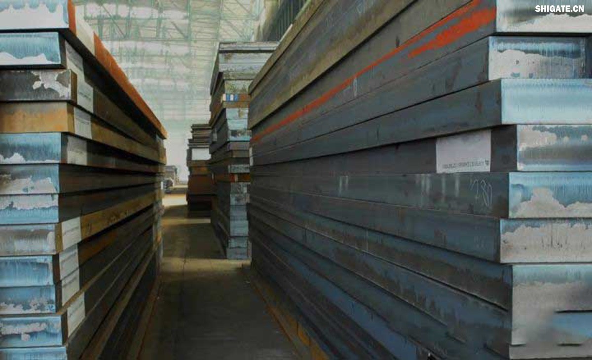 河鋼舞鋼積極發(fā)揮技術(shù)優(yōu)勢(shì)，打造更多“單打冠軍”產(chǎn)品。成立高難要求SA516Gr70小微攻關(guān)團(tuán)隊(duì)，采用專用成分設(shè)計(jì)、一體化特殊工藝，攻克相關(guān)技術(shù)難題，不斷提高產(chǎn)品質(zhì)量，研發(fā)出更高技術(shù)含量的高附加值產(chǎn)品，滿足客戶的個(gè)性化需求。在今年5月，河鋼舞鋼為客戶研發(fā)出厚度203mm、技術(shù)含量在當(dāng)時(shí)均創(chuàng)同類鋼板之更的高性能SA516Gr70，助力我國(guó)重點(diǎn)PTA（精對(duì)苯二甲酸）項(xiàng)目建設(shè)。短短三個(gè)月，便再次實(shí)現(xiàn)突破，成功生產(chǎn)304mm厚SA516Gr70鋼板，實(shí)現(xiàn)高難要求容器用鋼SA516Gr70從8mm到304mm厚度規(guī)格的全覆蓋。鋼板具備優(yōu)良沖擊溫度性能，可廣泛應(yīng)用于常溫到零下52攝氏度的環(huán)境，耐高溫模焊時(shí)間可達(dá)26小時(shí)。產(chǎn)品不僅在重點(diǎn)工程項(xiàng)目得到應(yīng)用，還遠(yuǎn)銷海外，獲得市場(chǎng)高度認(rèn)可。