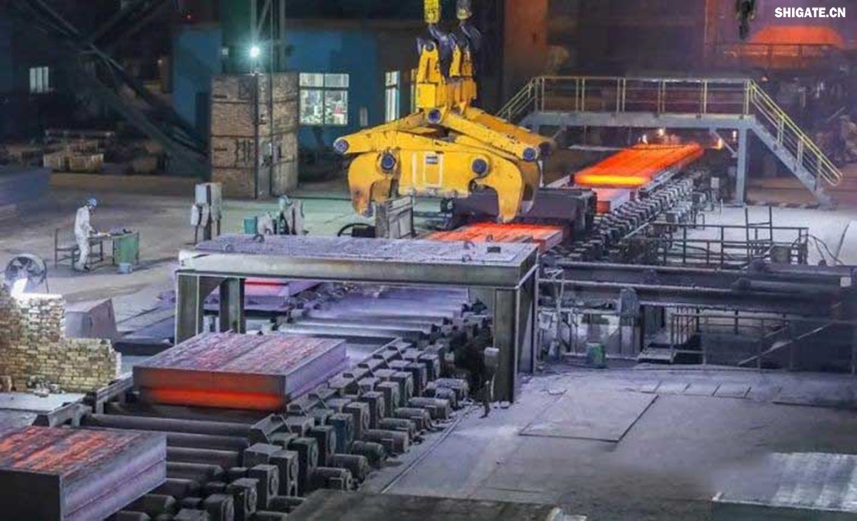 河鋼舞鋼積極發(fā)揮技術(shù)優(yōu)勢(shì)，打造更多“單打冠軍”產(chǎn)品。成立高難要求SA516Gr70小微攻關(guān)團(tuán)隊(duì)，采用專用成分設(shè)計(jì)、一體化特殊工藝，攻克相關(guān)技術(shù)難題，不斷提高產(chǎn)品質(zhì)量，研發(fā)出更高技術(shù)含量的高附加值產(chǎn)品，滿足客戶的個(gè)性化需求。在今年5月，河鋼舞鋼為客戶研發(fā)出厚度203mm、技術(shù)含量在當(dāng)時(shí)均創(chuàng)同類鋼板之更的高性能SA516Gr70，助力我國(guó)重點(diǎn)PTA（精對(duì)苯二甲酸）項(xiàng)目建設(shè)。短短三個(gè)月，便再次實(shí)現(xiàn)突破，成功生產(chǎn)304mm厚SA516Gr70鋼板，實(shí)現(xiàn)高難要求容器用鋼SA516Gr70從8mm到304mm厚度規(guī)格的全覆蓋。鋼板具備優(yōu)良沖擊溫度性能，可廣泛應(yīng)用于常溫到零下52攝氏度的環(huán)境，耐高溫模焊時(shí)間可達(dá)26小時(shí)。產(chǎn)品不僅在重點(diǎn)工程項(xiàng)目得到應(yīng)用，還遠(yuǎn)銷海外，獲得市場(chǎng)高度認(rèn)可。