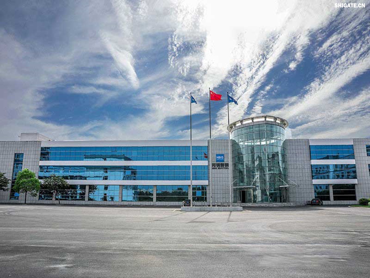 河鋼舞鋼積極發(fā)揮技術(shù)優(yōu)勢(shì)，打造更多“單打冠軍”產(chǎn)品。成立高難要求SA516Gr70小微攻關(guān)團(tuán)隊(duì)，采用專用成分設(shè)計(jì)、一體化特殊工藝，攻克相關(guān)技術(shù)難題，不斷提高產(chǎn)品質(zhì)量，研發(fā)出更高技術(shù)含量的高附加值產(chǎn)品，滿足客戶的個(gè)性化需求。在今年5月，河鋼舞鋼為客戶研發(fā)出厚度203mm、技術(shù)含量在當(dāng)時(shí)均創(chuàng)同類鋼板之更的高性能SA516Gr70，助力我國(guó)重點(diǎn)PTA（精對(duì)苯二甲酸）項(xiàng)目建設(shè)。短短三個(gè)月，便再次實(shí)現(xiàn)突破，成功生產(chǎn)304mm厚SA516Gr70鋼板，實(shí)現(xiàn)高難要求容器用鋼SA516Gr70從8mm到304mm厚度規(guī)格的全覆蓋。鋼板具備優(yōu)良沖擊溫度性能，可廣泛應(yīng)用于常溫到零下52攝氏度的環(huán)境，耐高溫模焊時(shí)間可達(dá)26小時(shí)。產(chǎn)品不僅在重點(diǎn)工程項(xiàng)目得到應(yīng)用，還遠(yuǎn)銷海外，獲得市場(chǎng)高度認(rèn)可。