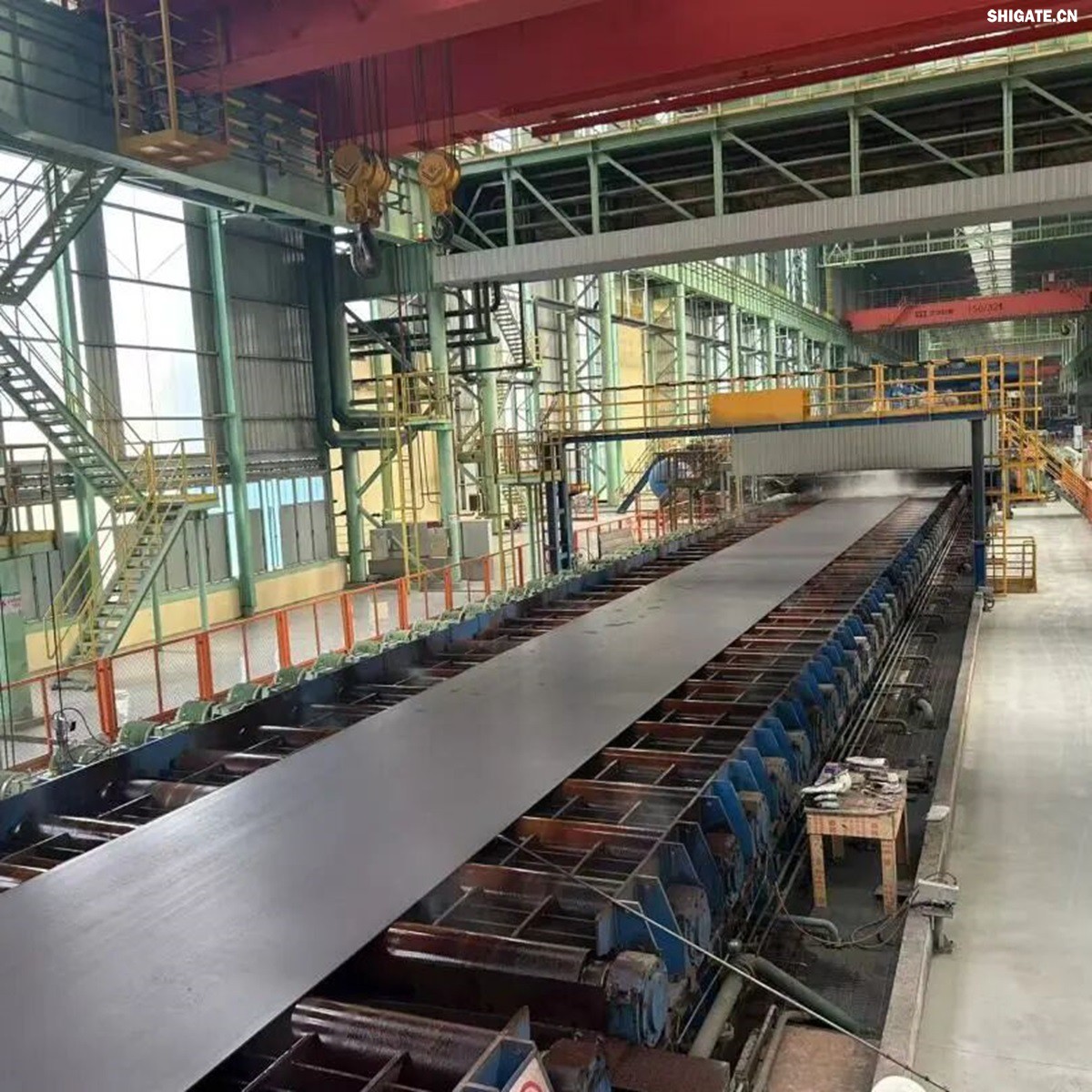 12月2日，周口基地傳來喜訊——其寬厚板產(chǎn)線先后完成了14mm、12mm規(guī)格鋼板的首次軋制，此次試軋的低溫壓力容器鋼板09MnNiDR和工程機械用鋼Q355B兩種牌號鋼板均順利下線，經(jīng)嚴(yán)格檢測，各項指標(biāo)均超過標(biāo)準(zhǔn)要求。這一突破標(biāo)志著該基地雙超寬機架產(chǎn)線在6mm至300mm寬厚板的規(guī)格拓展征程中邁出了堅實的一步，好產(chǎn)品的覆蓋范圍得以進(jìn)一步擴大。    