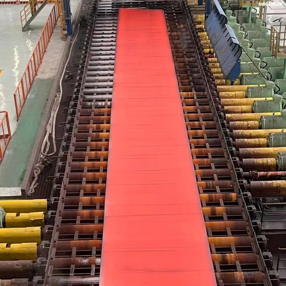 12月2日，周口基地傳來喜訊——其寬厚板產(chǎn)線先后完成了14mm、12mm規(guī)格鋼板的首次軋制，此次試軋的低溫壓力容器鋼板09MnNiDR和工程機械用鋼Q355B兩種牌號鋼板均順利下線，經(jīng)嚴(yán)格檢測，各項指標(biāo)均超過標(biāo)準(zhǔn)要求。這一突破標(biāo)志著該基地雙超寬機架產(chǎn)線在6mm至300mm寬厚板的規(guī)格拓展征程中邁出了堅實的一步，好產(chǎn)品的覆蓋范圍得以進(jìn)一步擴大。    