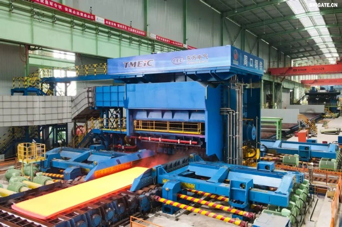 12月2日，周口基地傳來喜訊——其寬厚板產(chǎn)線先后完成了14mm、12mm規(guī)格鋼板的首次軋制，此次試軋的低溫壓力容器鋼板09MnNiDR和工程機械用鋼Q355B兩種牌號鋼板均順利下線，經(jīng)嚴(yán)格檢測，各項指標(biāo)均超過標(biāo)準(zhǔn)要求。這一突破標(biāo)志著該基地雙超寬機架產(chǎn)線在6mm至300mm寬厚板的規(guī)格拓展征程中邁出了堅實的一步，好產(chǎn)品的覆蓋范圍得以進(jìn)一步擴大。    